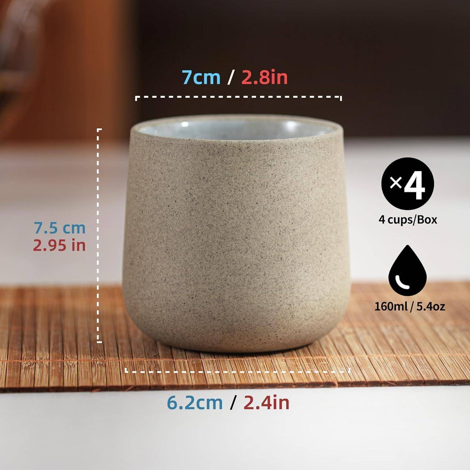 Eine kleine beige Tasse mit Abmessungen von 7 cm (2,8 Zoll) in der Höhe und 6,2 cm (2,4 Zoll) im Durchmesser, fasst 160 ml (5,4 oz), verpackt mit 4 Tassen pro Schachtel.