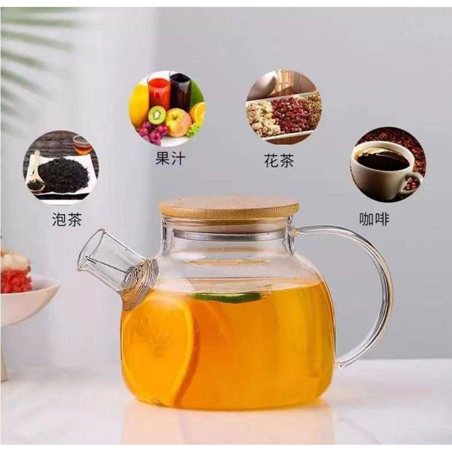 Eine Glaskanne mit einem Holzdeckel enthält Orangentee. Darüber befinden sich Bilder und Bezeichnungen von Getränken: Saft, Blütentee, schwarzer Tee, Kaffee.