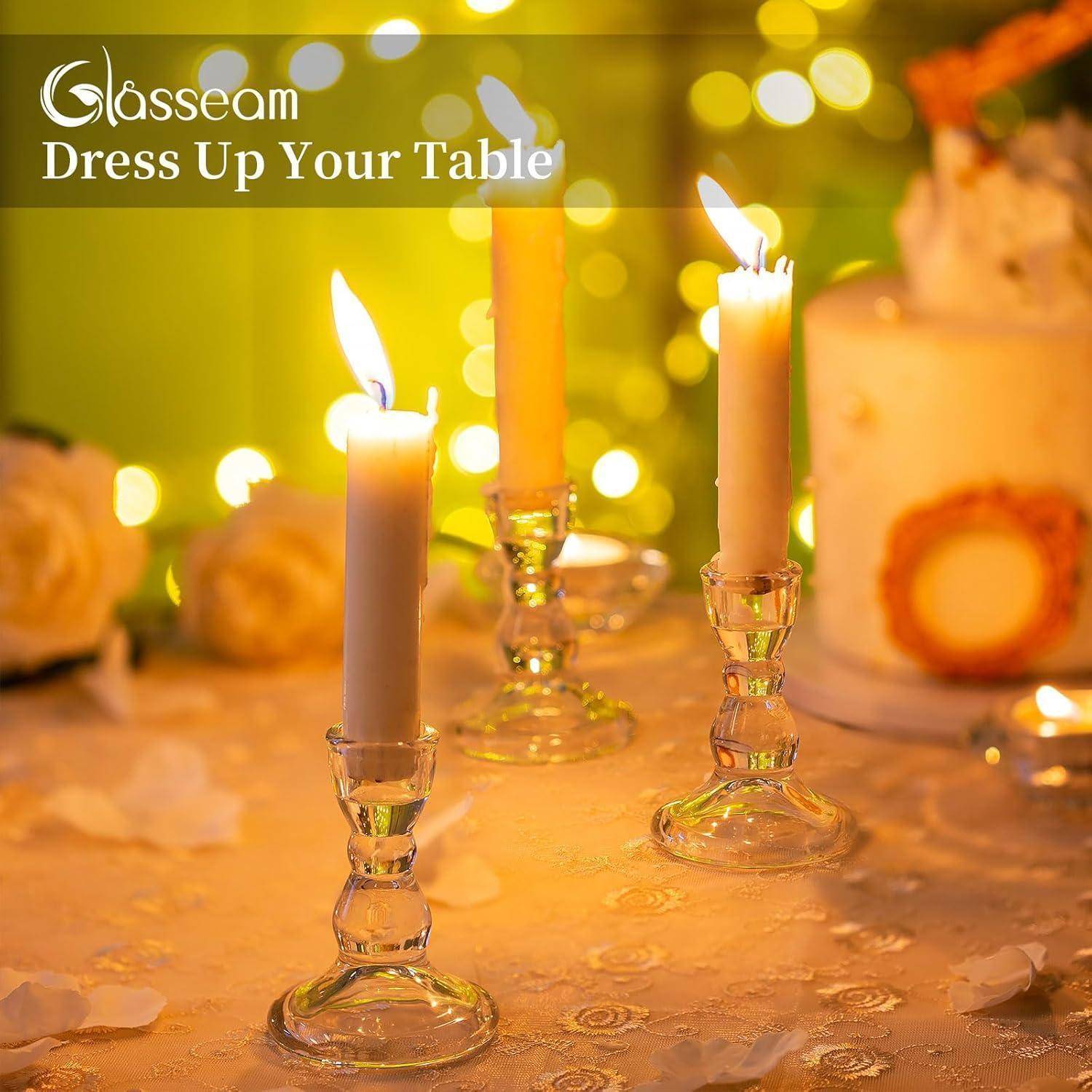 Kerzen in Glashaltern auf einem Tisch mit einem Kuchen im Hintergrund, geschmückt mit weichen gelben Bokeh-Lichtern und dem Text "Dress Up Your Table"".