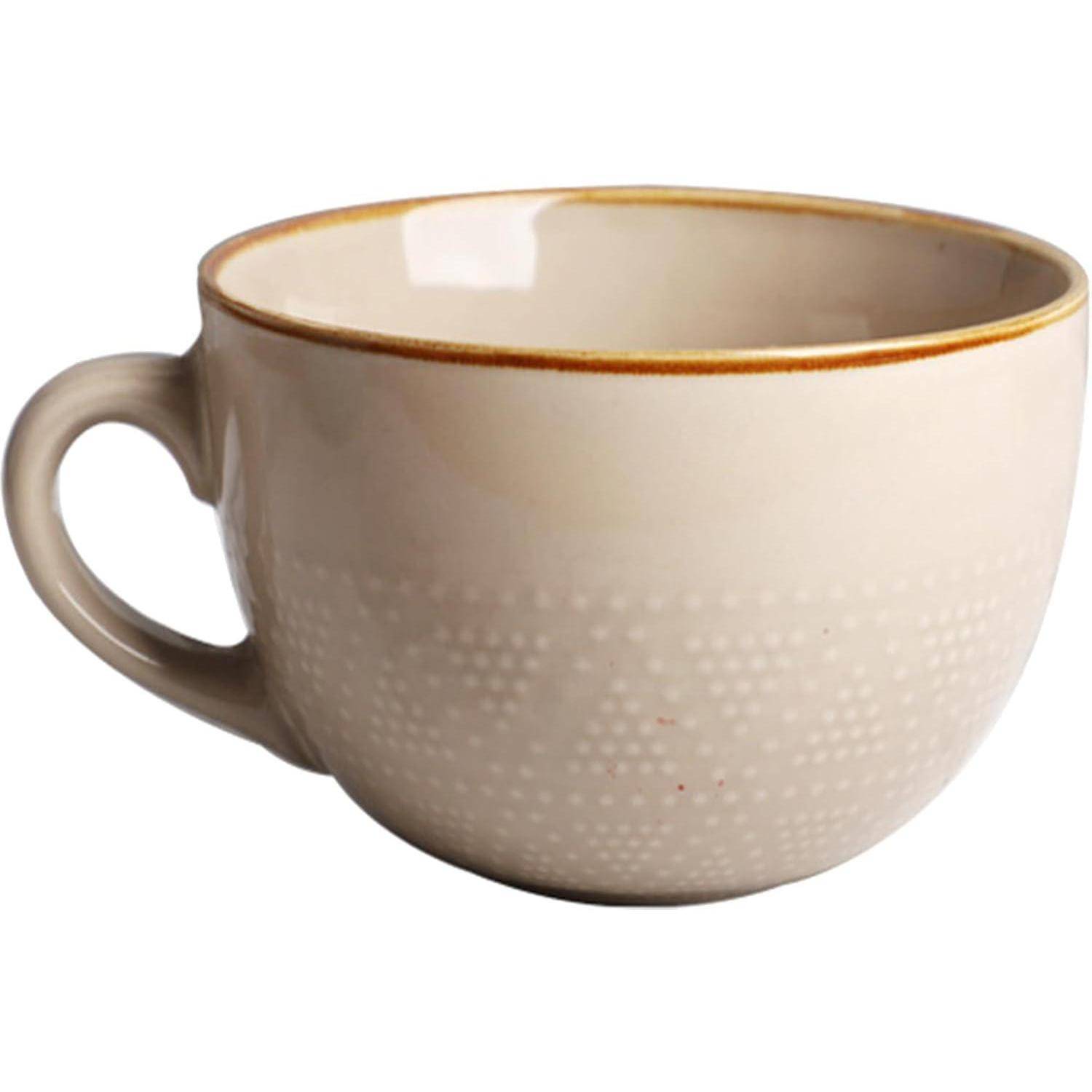 Eine beige Keramiktasse mit einem kleinen Henkel und einem dezenten Punktemuster, hauptsächlich verwendet zum Trinken von heißen Getränken.