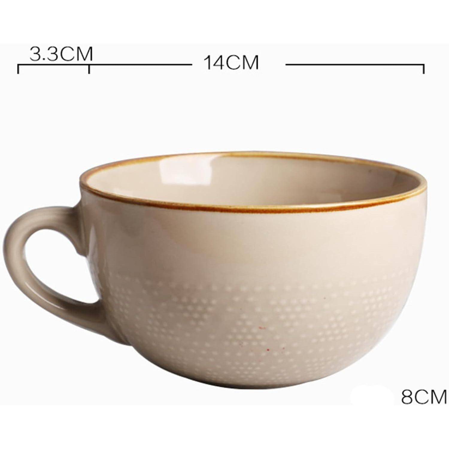 Eine weiße Keramiktasse mit braunem Rand. Die Abmessungen sind mit 14 cm in der Breite, 3,3 cm in der Höhe des Griffes und 8 cm in der Höhe angegeben.