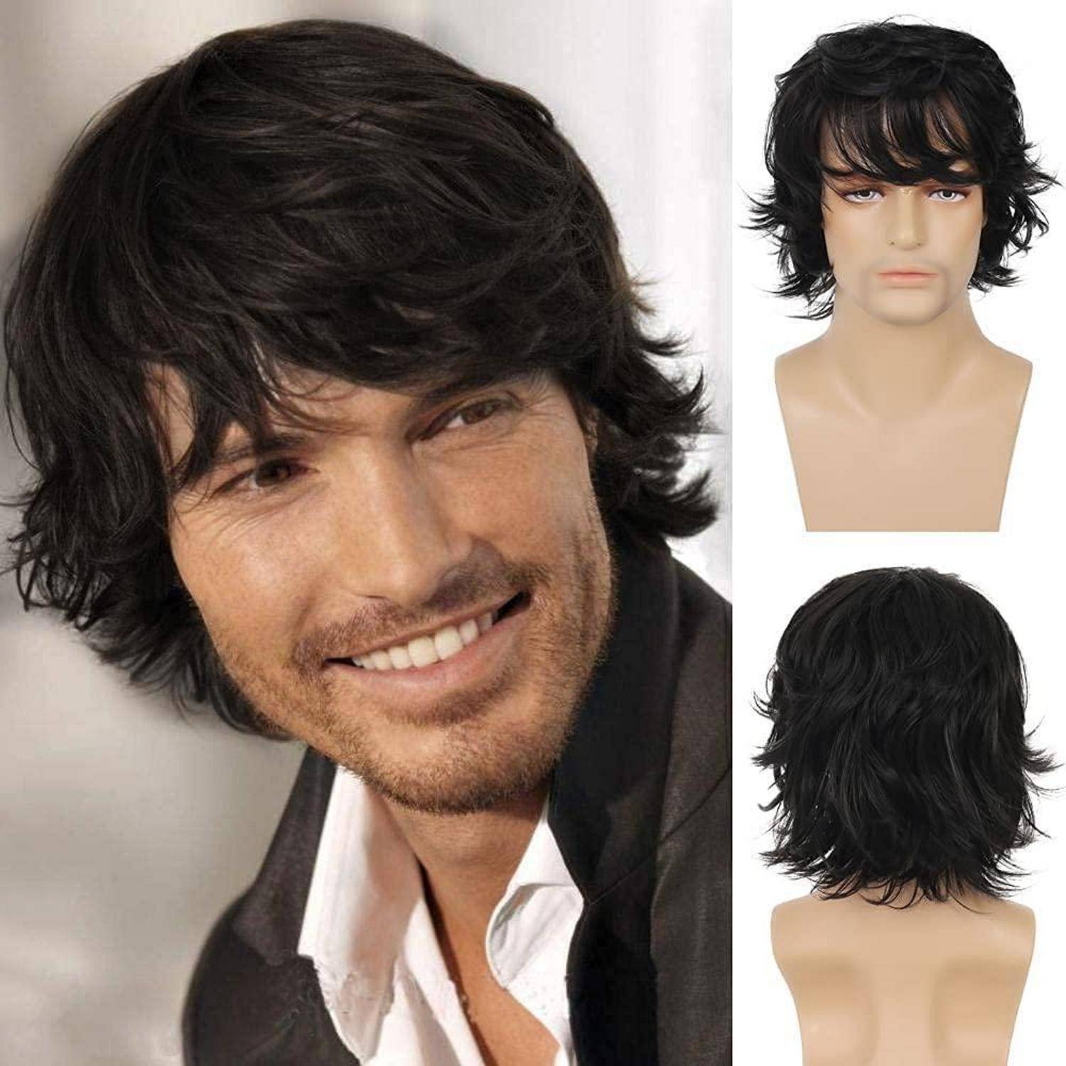 Ein Mann mit schulterlangem, dunklem, welligem Haar, der ein weißes Hemd und eine schwarze Jacke trägt. Neben ihm befinden sich zwei Schaufensterpuppen-Köpfe mit ähnlichen Haarfrisuren.