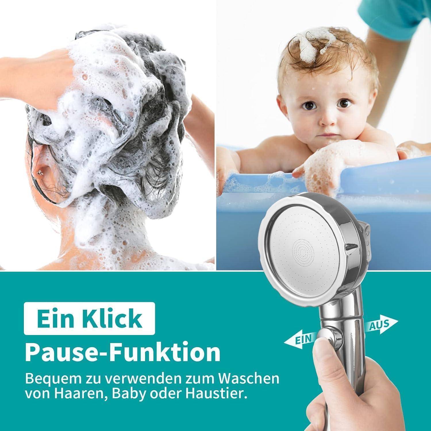 Ein Kind und ein Erwachsener waschen sich die Haare mit einem Duschkopf, der eine 