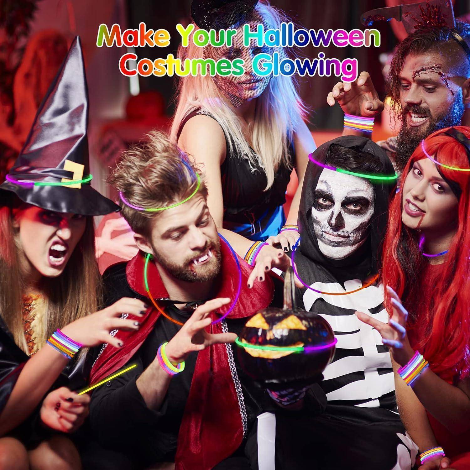 Eine Gruppe von Menschen in Halloween-Kostümen, darunter eine Hexe, ein Skelett und ein Vampir, tragen leuchtende Armbänder. Text: ‚Machen Sie Ihre Halloween-Kostüme leuchtend'.
