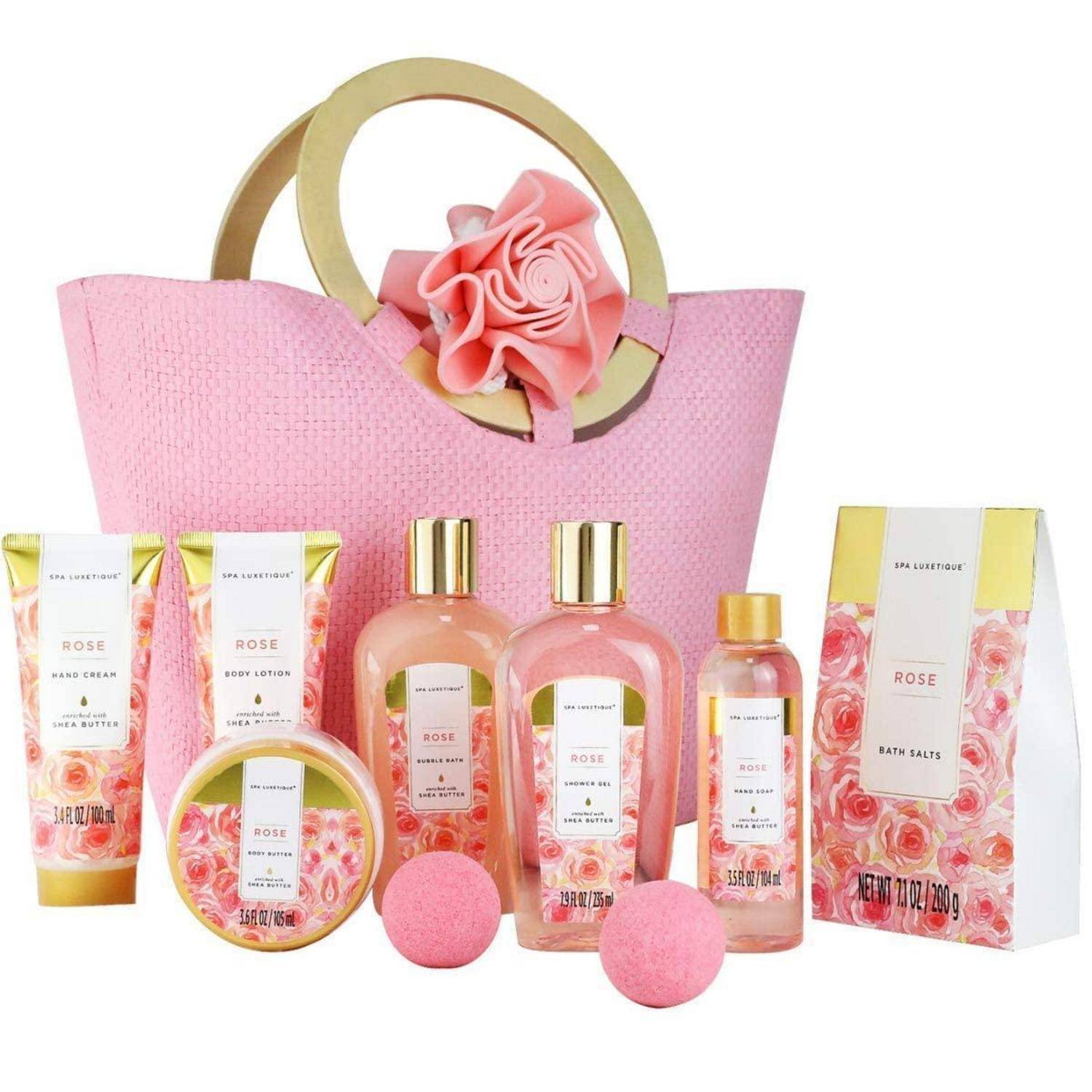 Ein pinker Spa-Geschenkkorb mit rosenduftenden Badeprodukten: Lotionen, Duschgel, Badesalze, Badebomben und ein Blumen-Accessoire.