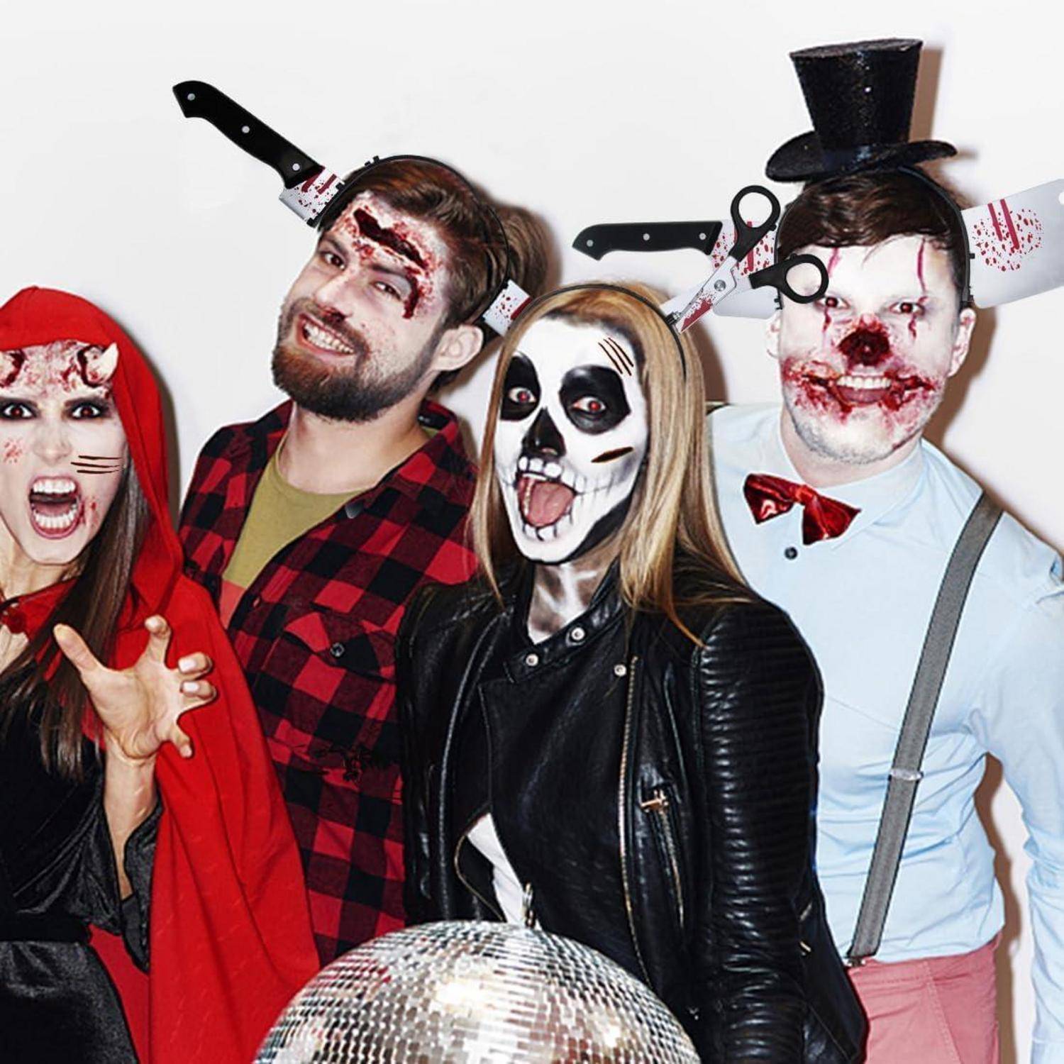 Eine Gruppe von vier Personen, die in Horrorverkleidungen mit Make-up, einschließlich künstlichem Blut und Messern, gekleidet waren, posierten für eine Halloween-Feier.