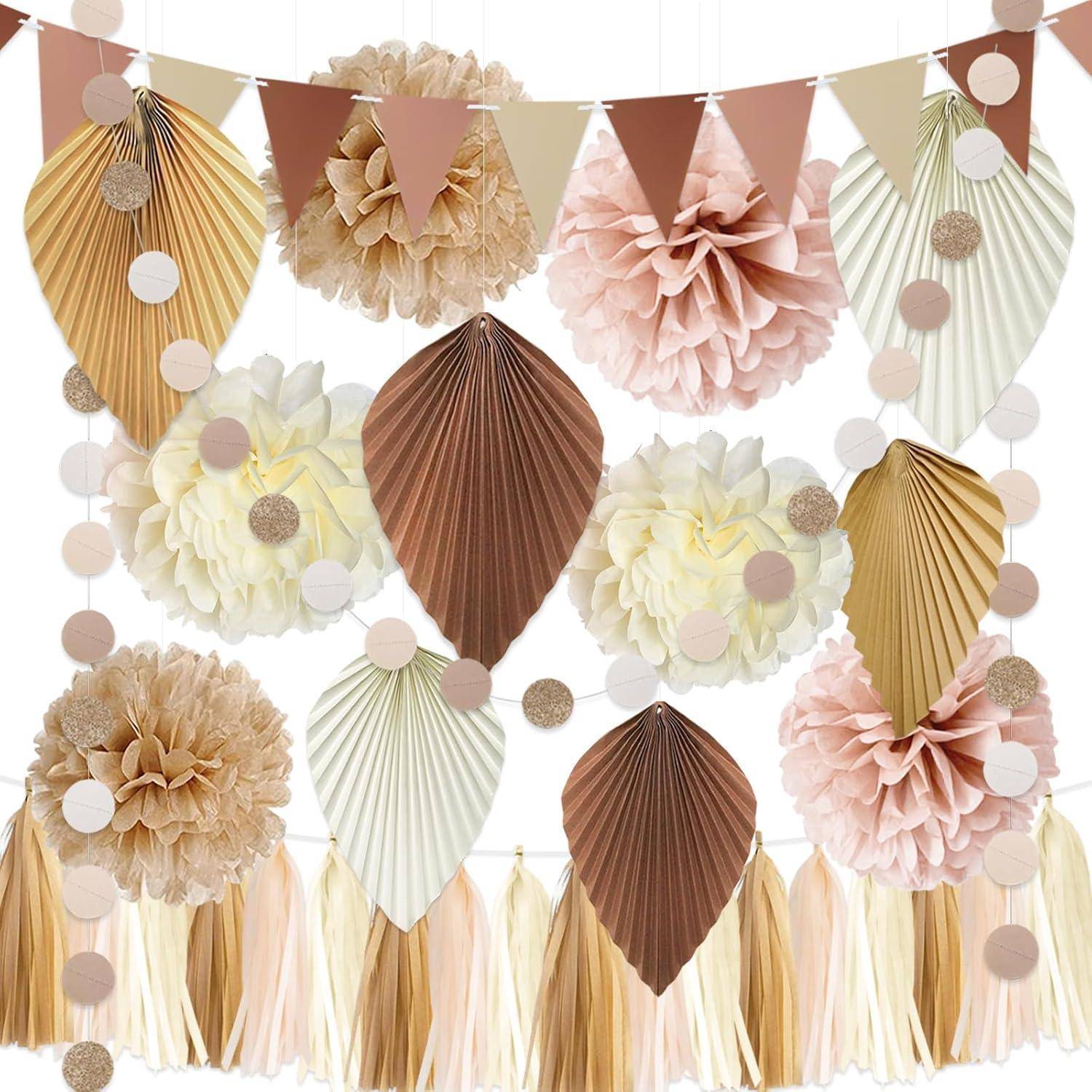 Hängende Dekorationen mit großen Papierblumen, gefalteten Blättern und Schnuranhängern in Pastellfarben und neutralen Tönen, symmetrisch angeordnet.