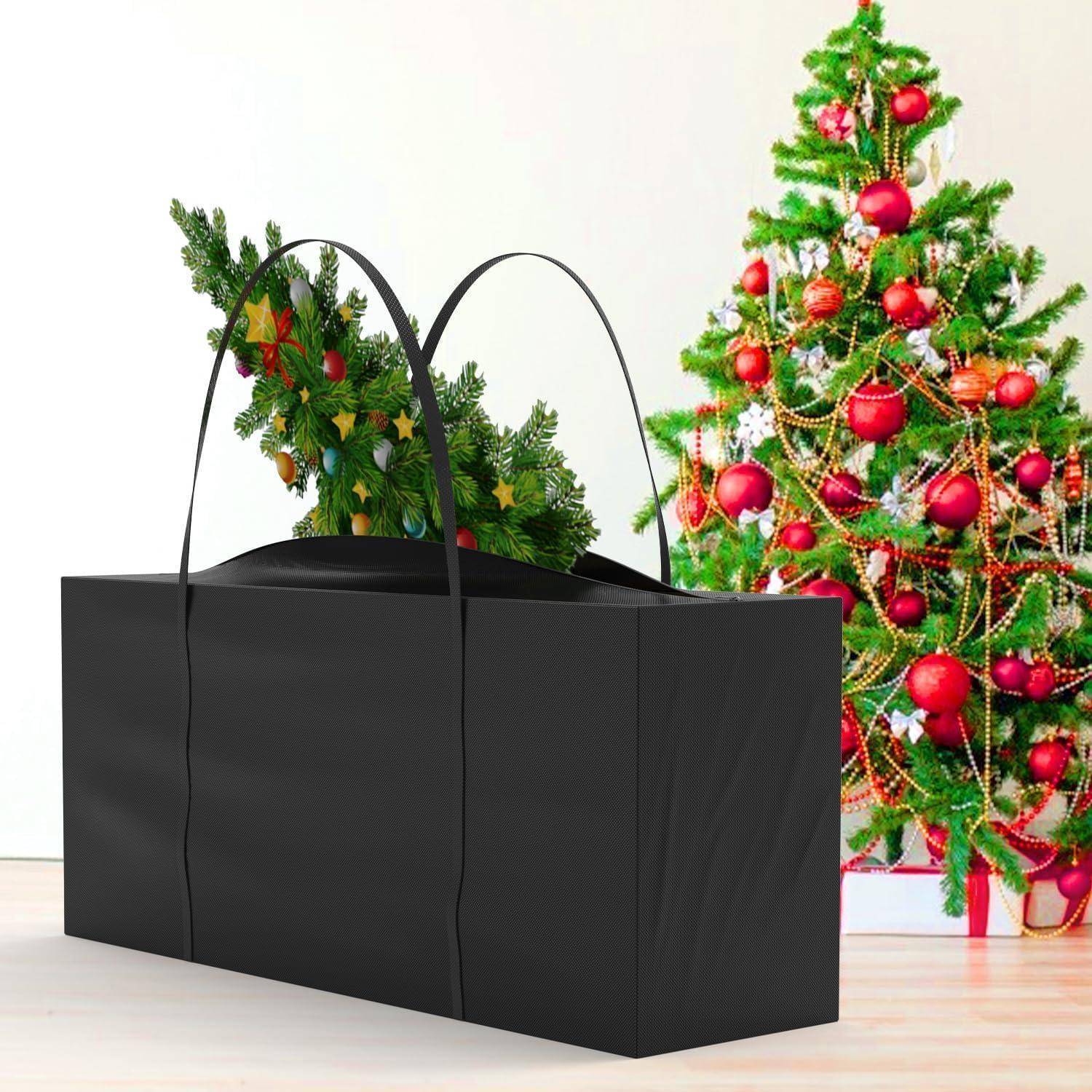 Ein großer schwarzer Aufbewahrungsbeutel enthält einen zerlegten künstlichen Weihnachtsbaum, während im Hintergrund ein geschmückter Weihnachtsbaum zu sehen ist.