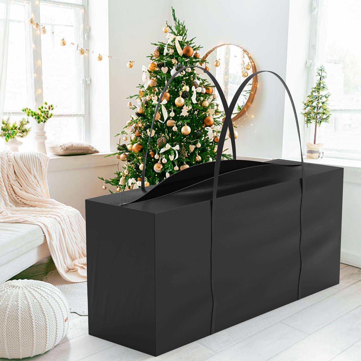 Ein modernes Wohnzimmer ist für Weihnachten dekoriert und zeigt einen großen Weihnachtsbaum, der mit gold- und weißfarbenen Ornamenten geschmückt ist, neben einer großen schwarzen Handtasche.