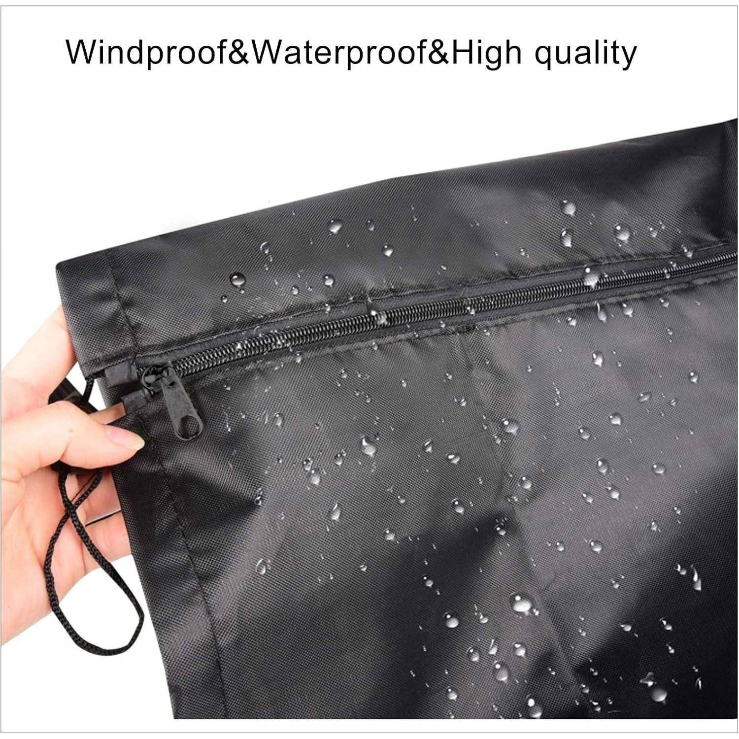 Eine Hand hält eine schwarze Stofftasche mit Reißverschluss, die Wassertropfen zeigt, um ihre wind- und wasserdichten Eigenschaften zu demonstrieren. Text liest sich: 'Winddicht & Wasserdicht & Hochwertig'.