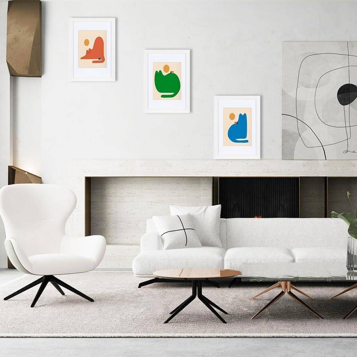 Ein modernes Wohnzimmer mit einem weißen Sofa und Sessel, einem Holzkaffeetisch, abstrakter Kunst an der Wand und neutralen Tönen im gesamten Raum.