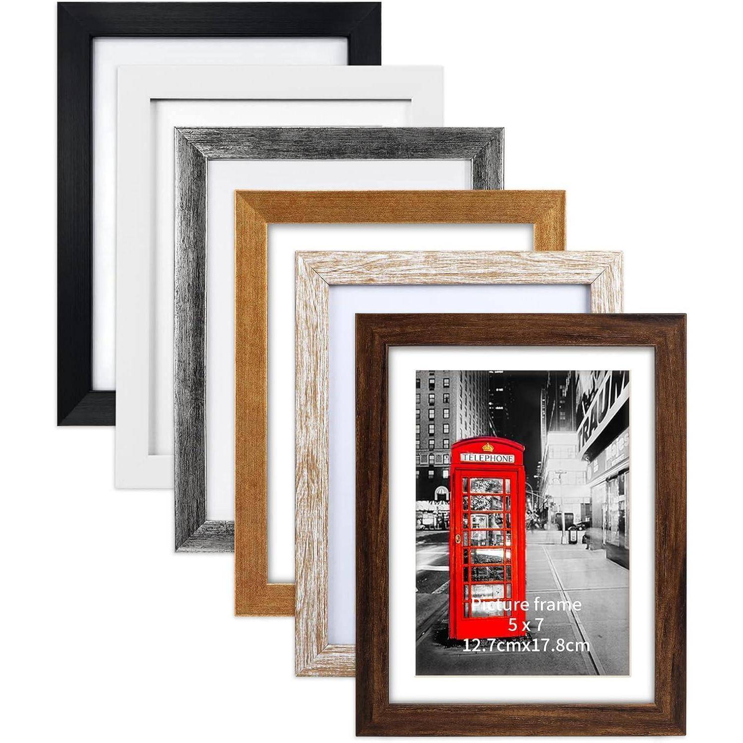 Eine Ansammlung von sechs Bilderrahmen in verschiedenen Farben und Oberflächen wird in einer Fächeranordnung präsentiert. In dem Rahmen im Vordergrund ist ein Foto einer roten Telefonzelle in einer Stadtstraße zu sehen.