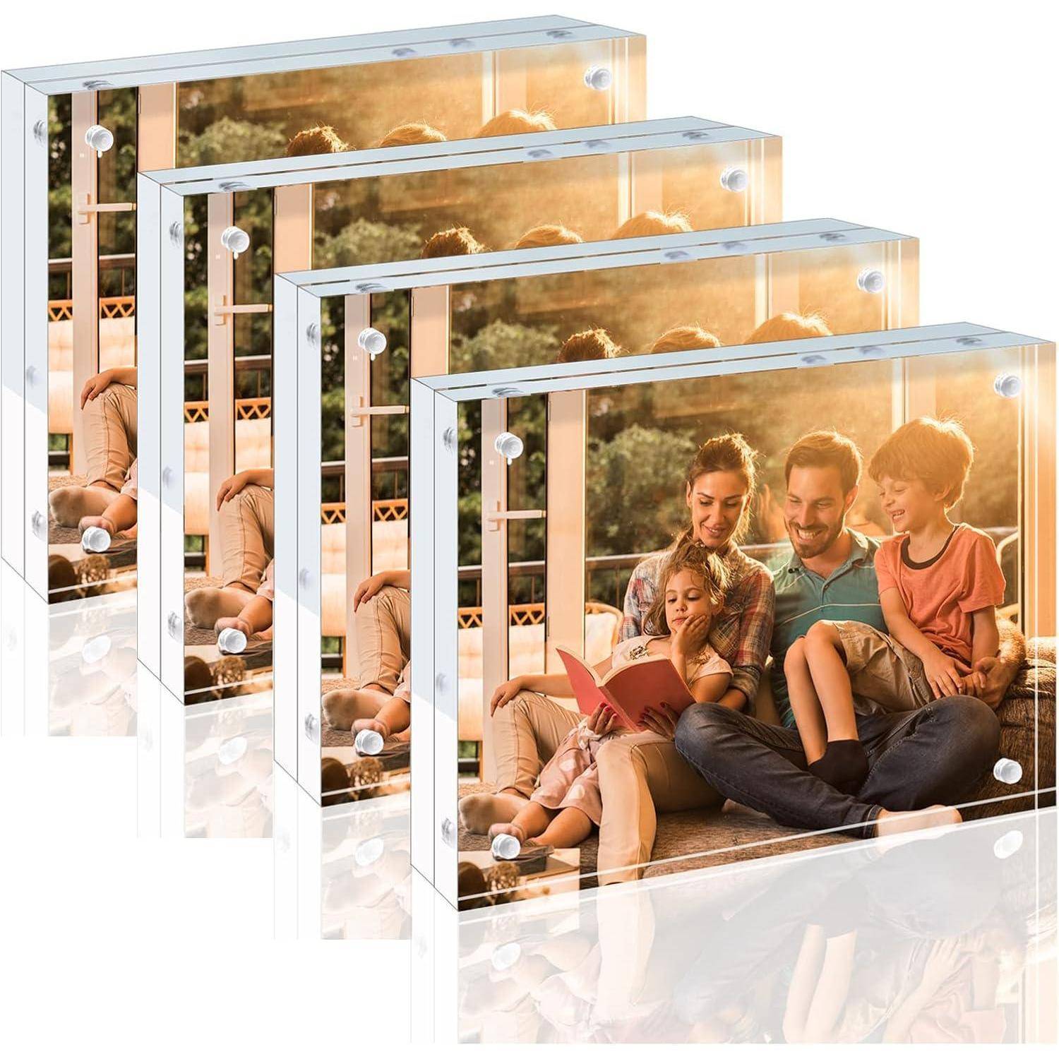 Eine Familie sitzt zusammen auf einer Couch, lächelt und liest ein Buch. Warmes Licht beleuchtet ihre Gesichtsausdrücke und vermittelt ein Gefühl von Geborgenheit und Glückseligkeit.