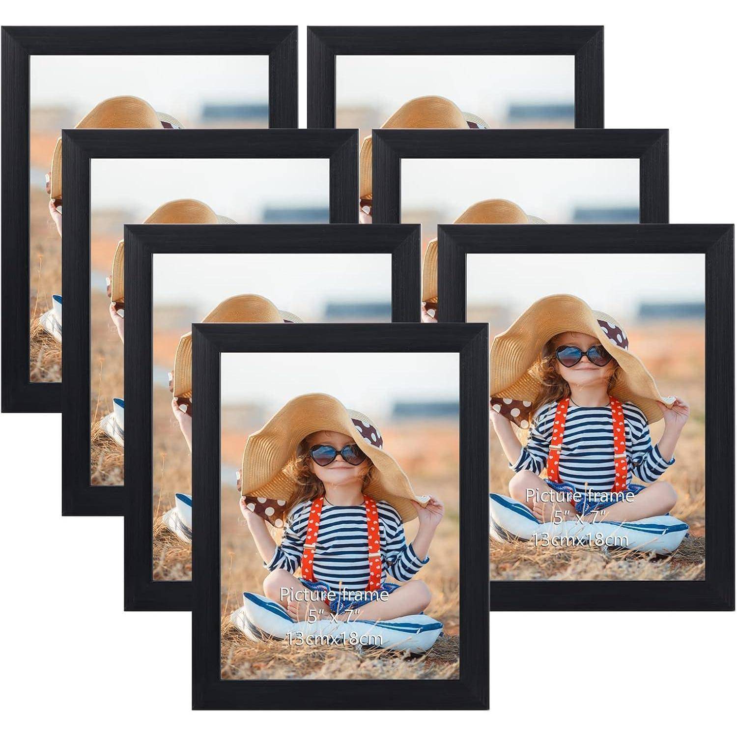 Das Bild zeigt sieben identische gerahmte Fotos eines Kindes, das eine Sonnenbrille und einen breitkrempigen Hut trägt und mit kariertem Hemd im Freien sitzt.