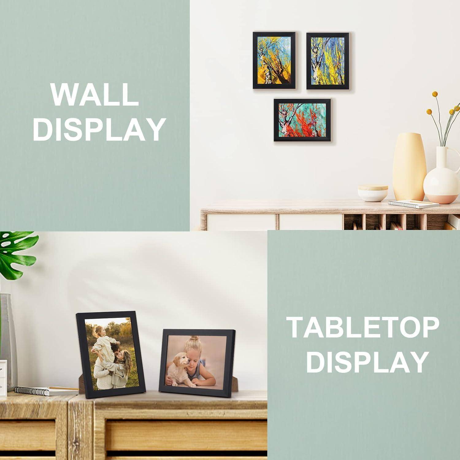 Zwei Abschnitte: Links zeigt Tischbilderrahmen auf einer Holzoberfläche, beschriftet mit ‚DISPLAY AUF TISCH'; rechts zeigt Kunstwerke an einer Wand, beschriftet mit ‚WANDDISPLAY'.