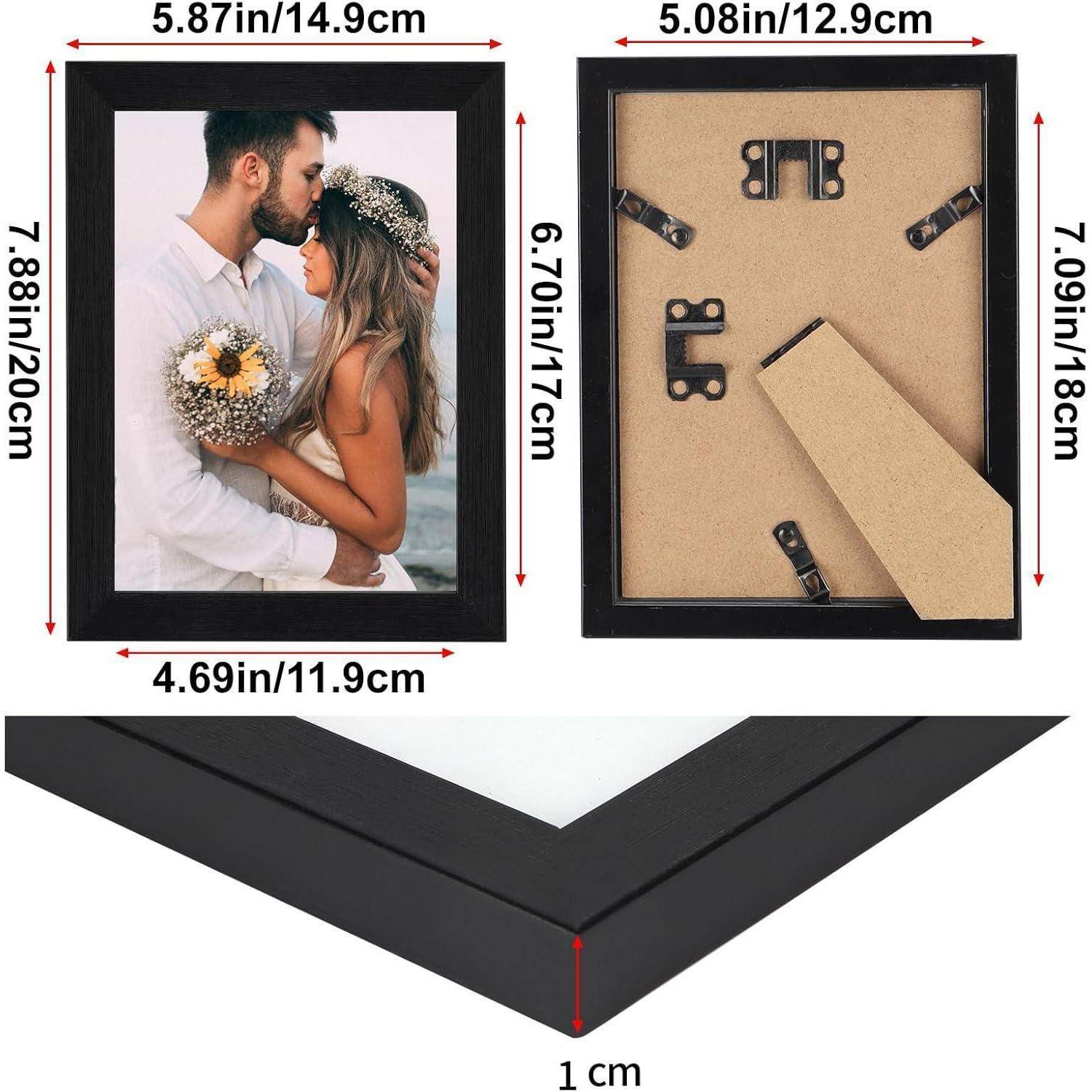 Ein schwarzer Bilderrahmen zeigt ein sich umarmmendes Paar am Strand. Die Abmessungen werden wie folgt angegeben: Foto (7,88 Zoll/20 cm × 5,87 Zoll/14,9 cm), Rahmen (7,09 Zoll/18 cm × 5,08 Zoll/12,9 cm), Randbreite (1 cm).