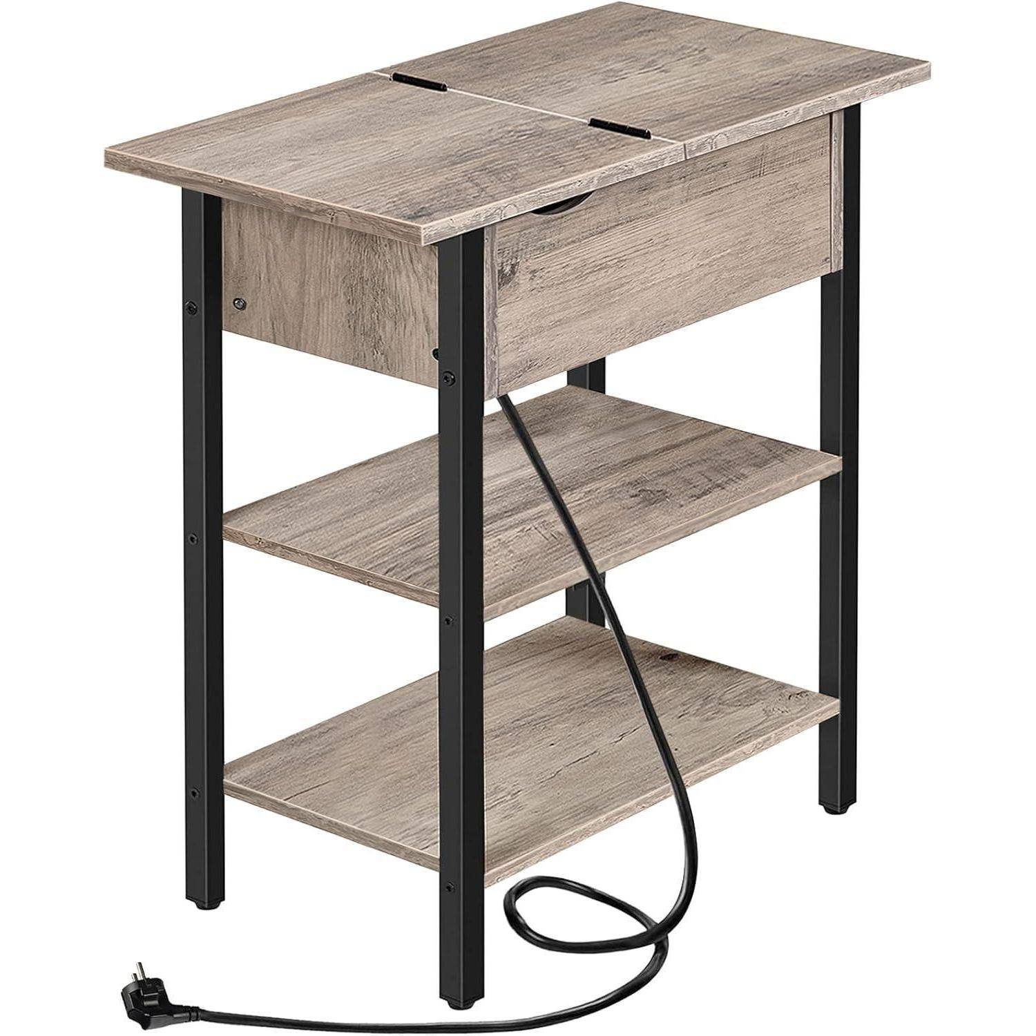 Ein kleiner, hölzerner Beistelltisch mit zwei Ablagen und einem schwarzen Metallgestell, mit offener Rückseite und einem schwarzen Stromkabel, das von oben herunterhängt.