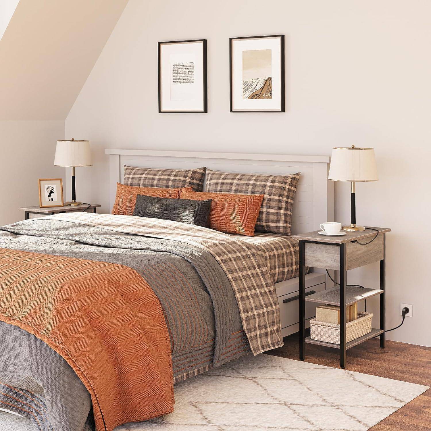 Ein gemütliches Schlafzimmer zeigt ein sorgfältig bezogenes Bett mit orange und grauer Bettwäsche, zwei Nachttischen mit Lampen und gerahmten Wandbildern über dem Kopfteil.