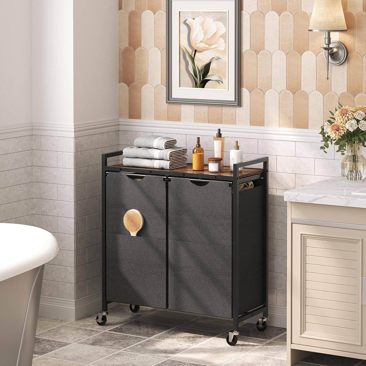 Eine Badezimmerecke mit einem freistehenden Schrank, der Handtücher und Toilettenartikel aufbewahrt. Die Wanddekoration umfasst ein Blumengemälde und eine Wandleuchte.