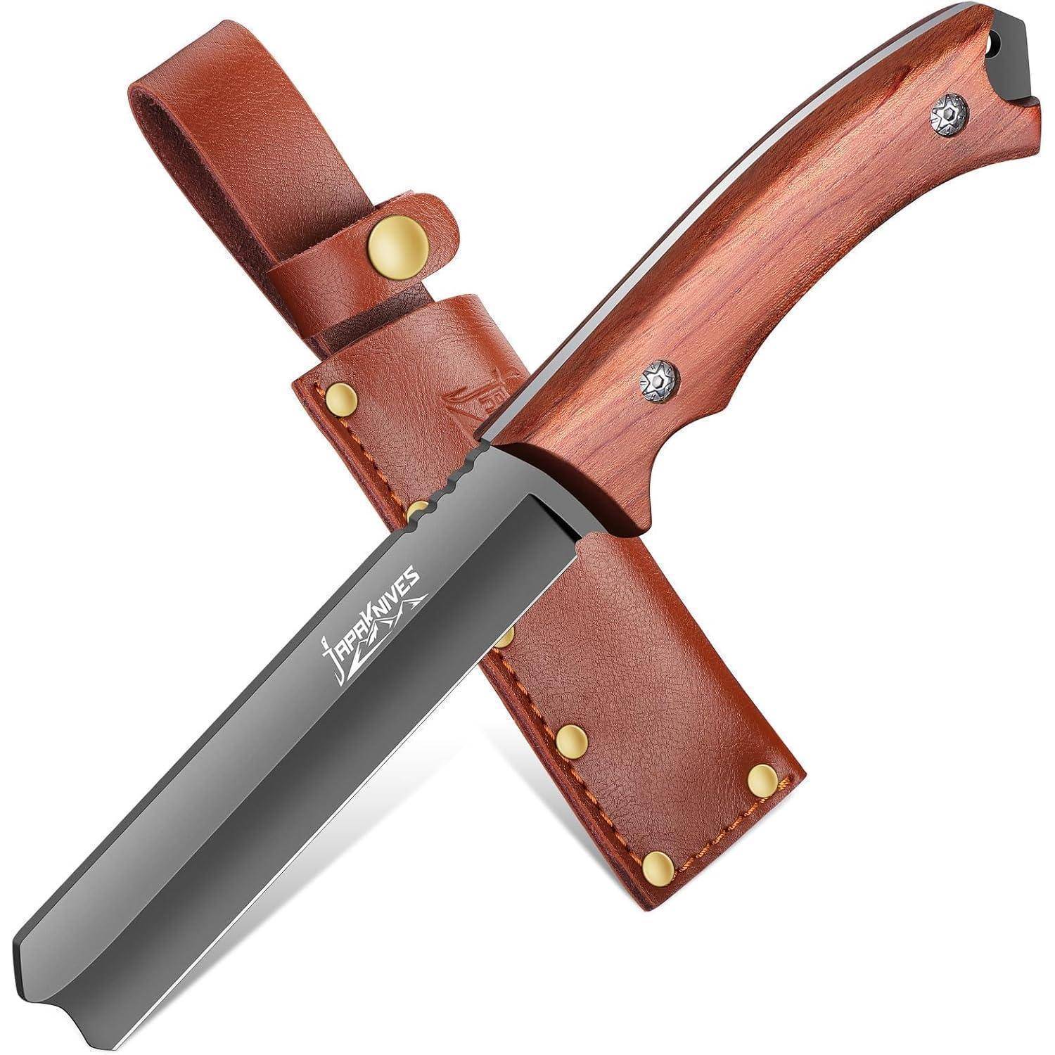 Ein Messer mit Holzgriff als feststehende Klinge, ausgestattet mit einer schützenden Lederscheide, versehen mit Metallnieten und einer Gürtelschlaufe zum Tragen.
