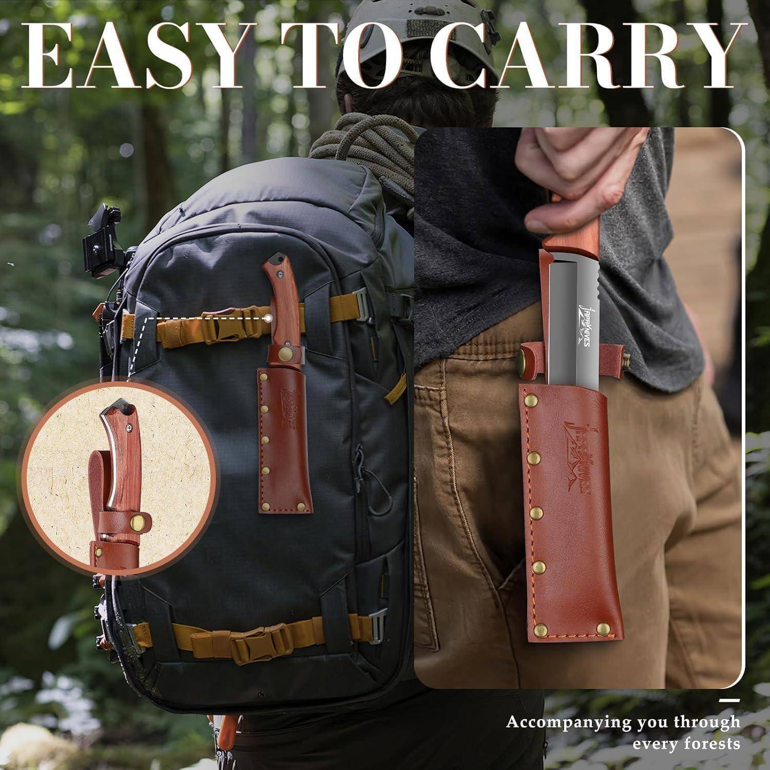 Eine Person trägt einen Rucksack in einem Wald mit einem in einer Scheide steckenden Messer, das daran befestigt ist. Text liest sich: 