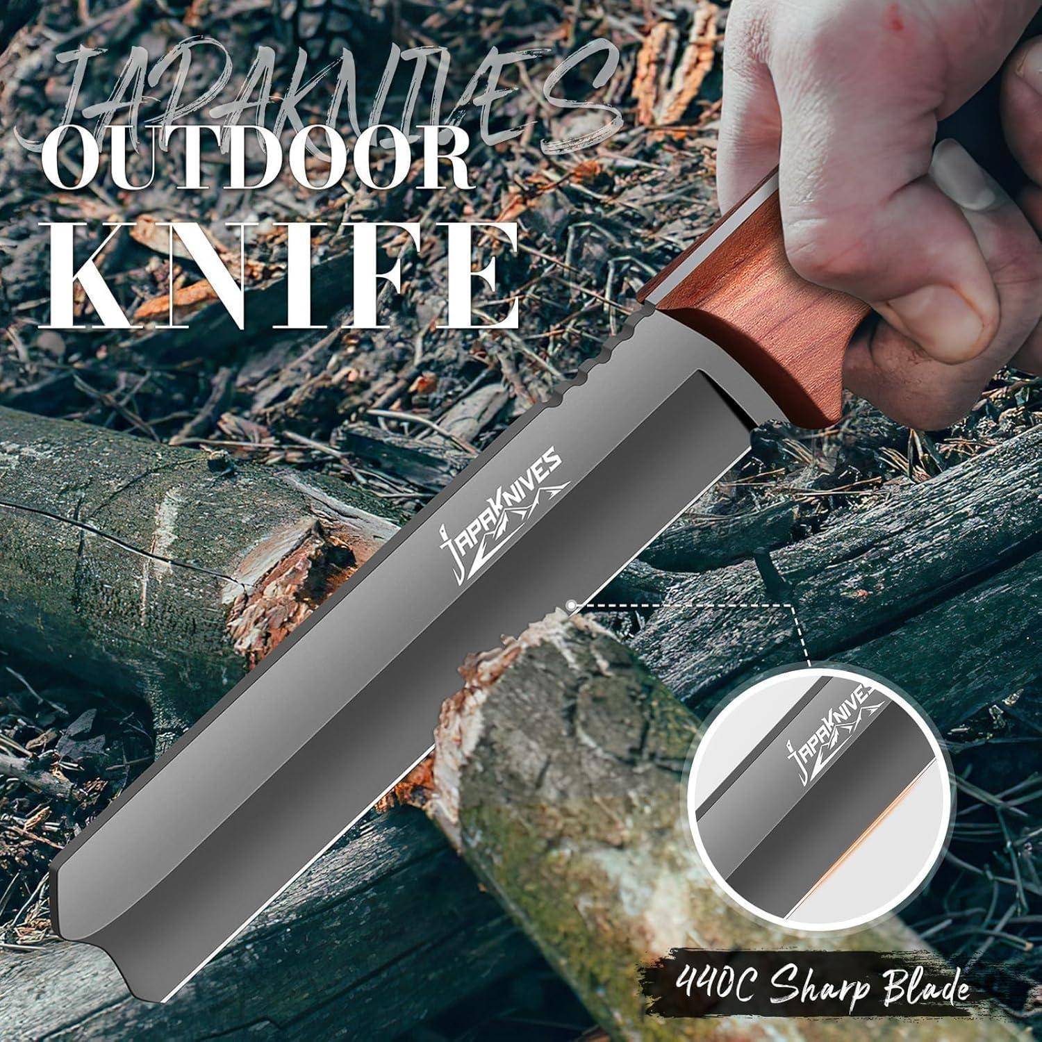 Person, der ein großes Outdoor-Messer mit Holzgriff über Holzscheiten hält. Nahaufnahme im Inset zeigt Klingendetail, beschriftet mit '440C Scharfe Klinge'. Text lautet: Outdoor-Messer.
