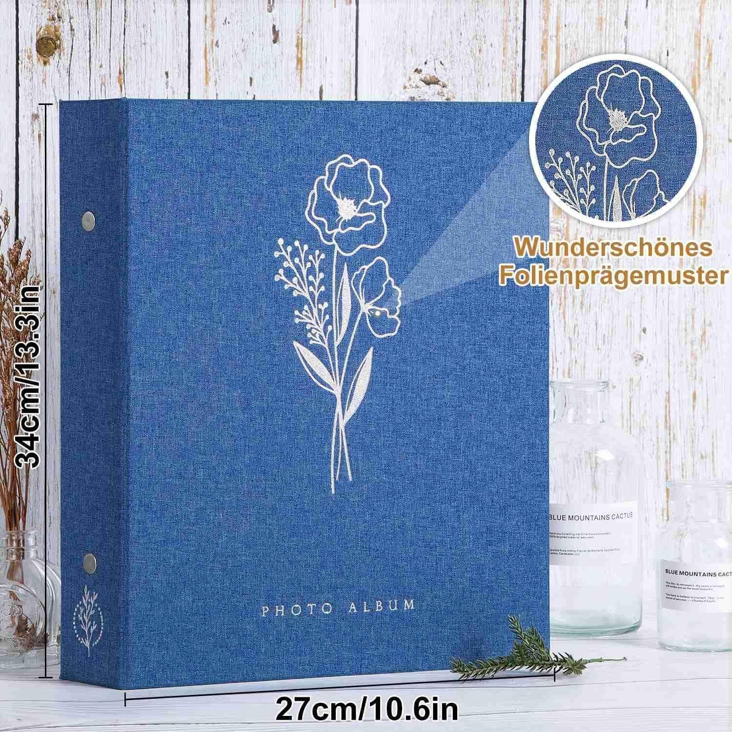 Blaues Fotoalbum mit weißer floraler Prägung, beschriftet mit 'Fotoalbum'. Abmessungen: 34 cm/13,3 Zoll Höhe, 27 cm/10,6 Zoll Breite.