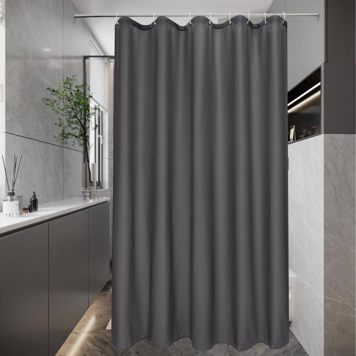 Ein grauer Duschvorhang hängt in einem modernen Badezimmer mit Marmor-Wänden und einer eleganten Waschbeckenplatte, die teilweise links zu sehen ist.