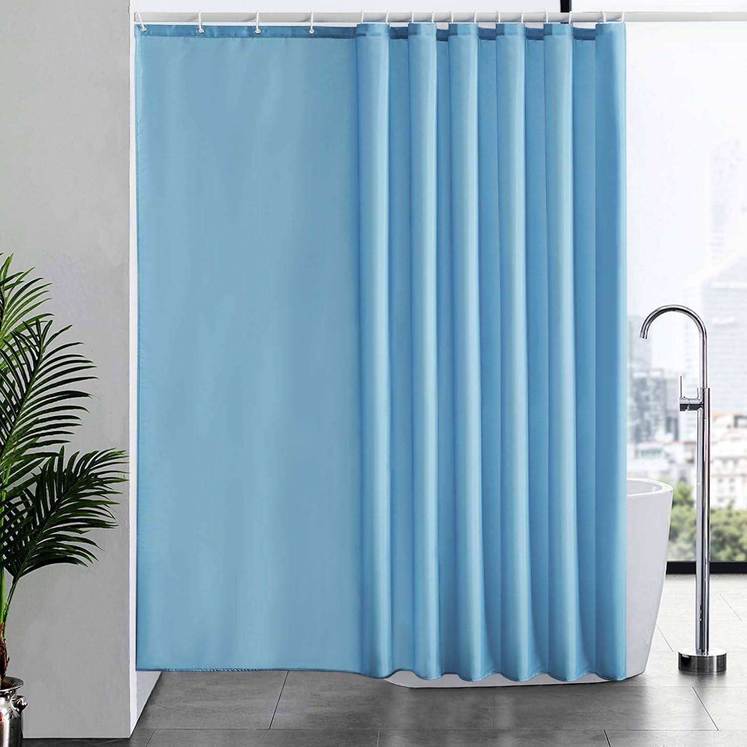 Ein modernes Badezimmer mit grauen Fliesen und einem hellblauen Duschvorhang. In der Ecke steht eine Topfpflanze, und ein hoher Wasserhahn ist zu sehen.