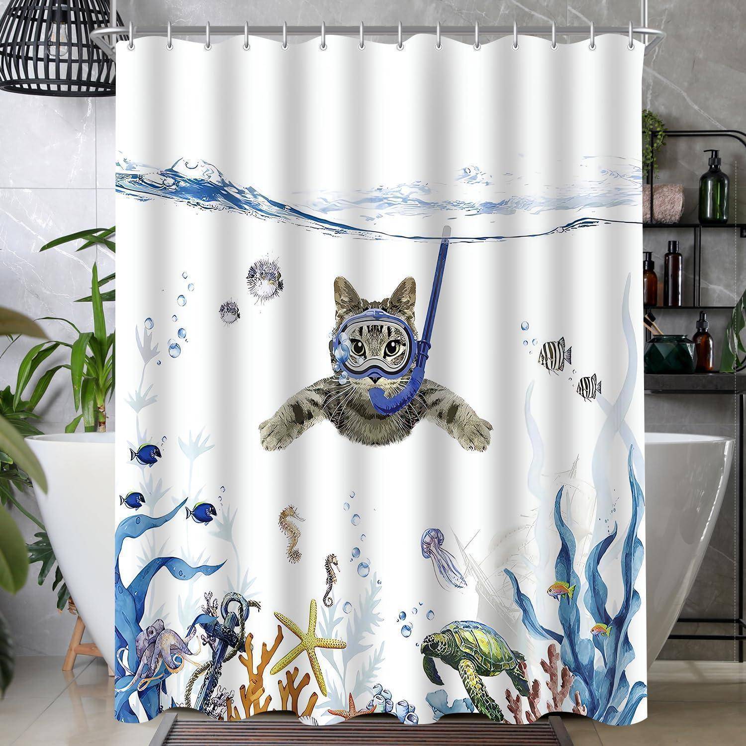 Ein Duschvorhang mit einer Illustration einer Katze, die eine Schnorchelausrüstung trägt, umgeben von Unterwasserwesen wie Fischen, Seegras und einer Schildkröte.