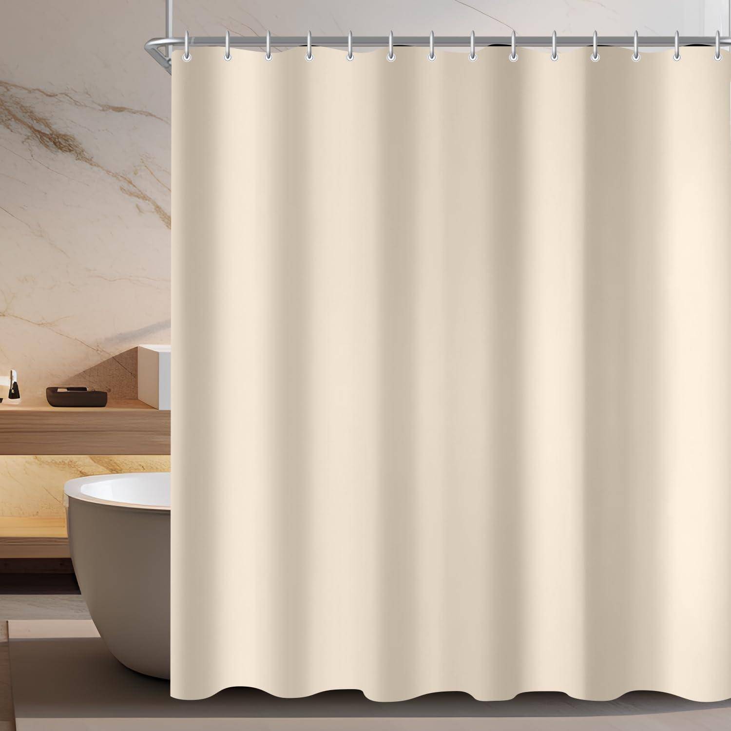 Badezimmer mit einer weißen Badewanne, Holzwaschtisch und beigefarbener Duschvorhang in einem modernen Ambiente.