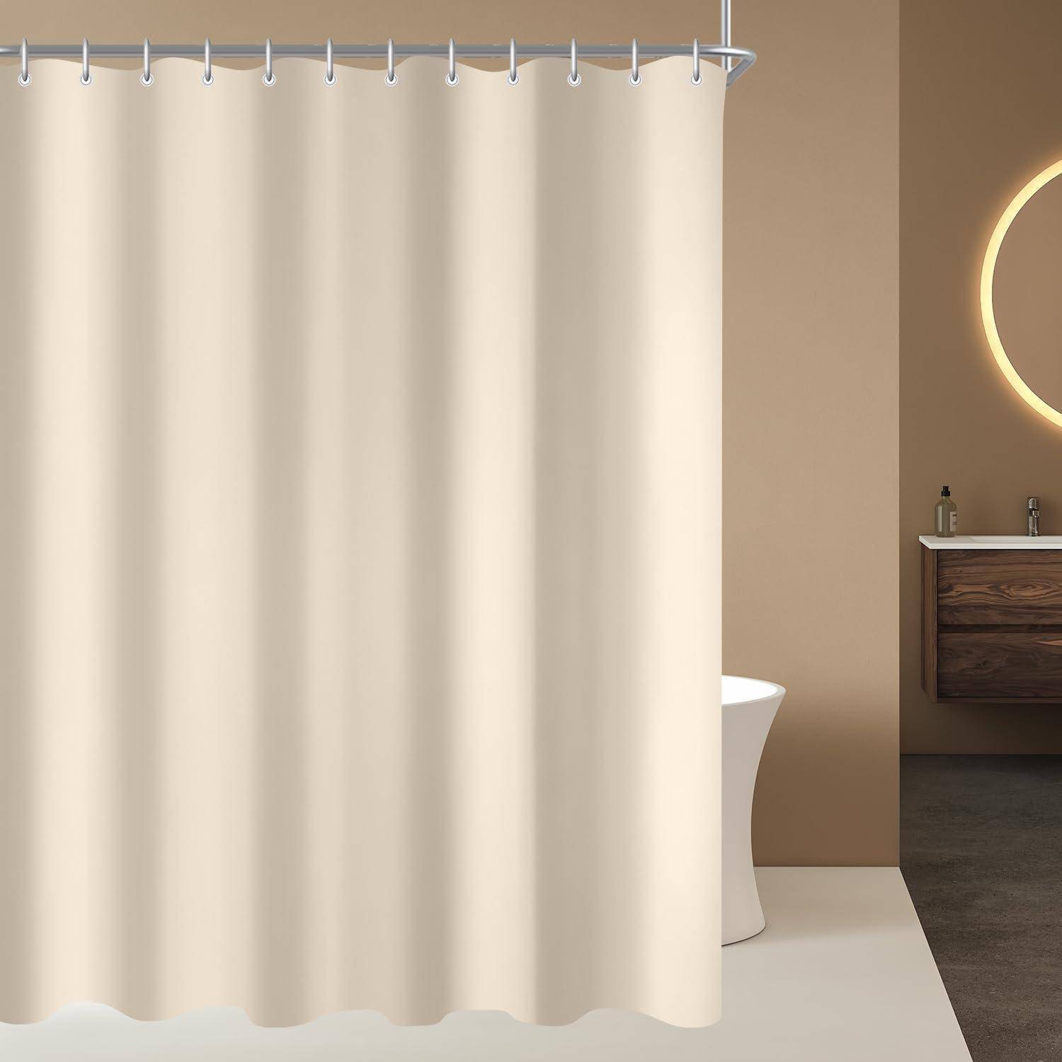 Ein beiger Duschvorhang hängt in einem modernen Badezimmer; ein rundes Spiegel und ein Holzwaschtisch sind im Hintergrund sichtbar.