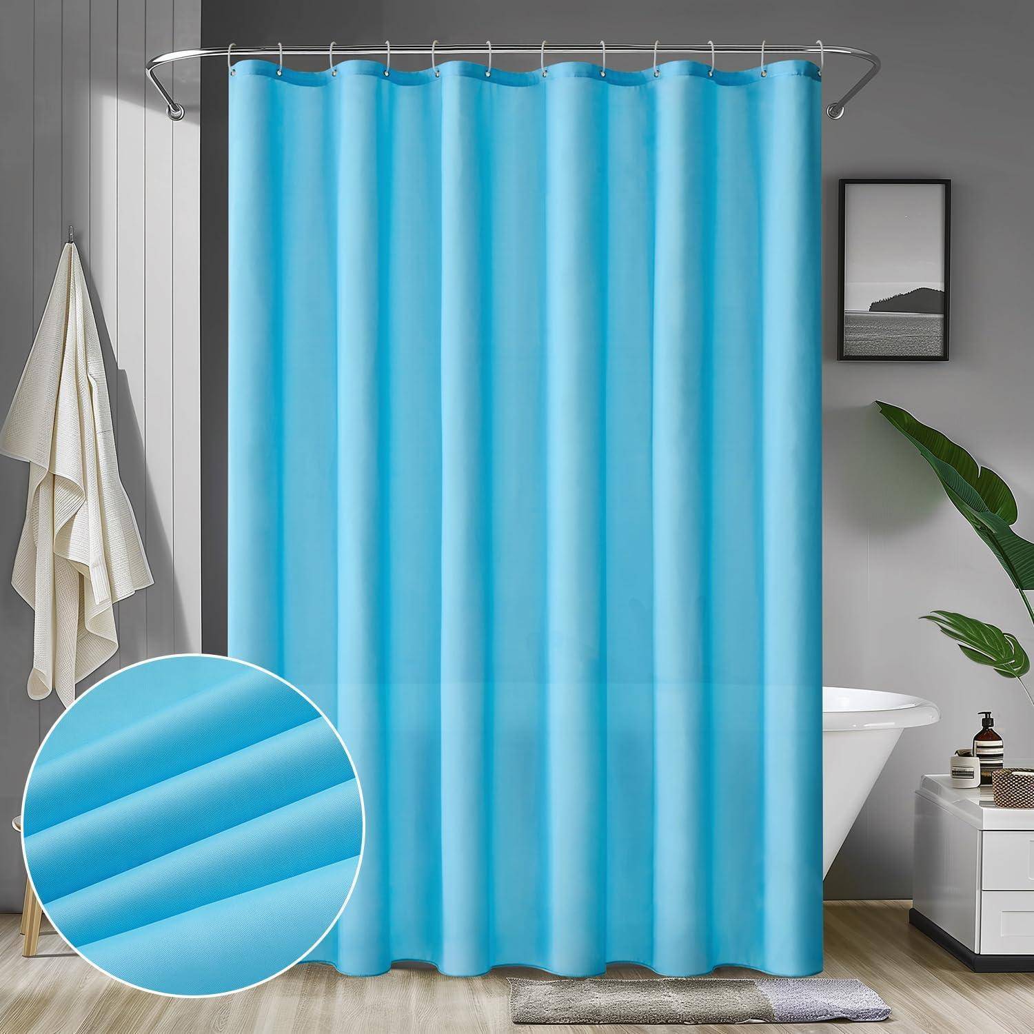 Ein hellblauer Duschvorhang hängt in einem Badezimmer. Eine kreisrunde Einblendung zeigt eine Nahaufnahme des Vorhangs-Materials. Minimale Dekoration ist sichtbar.