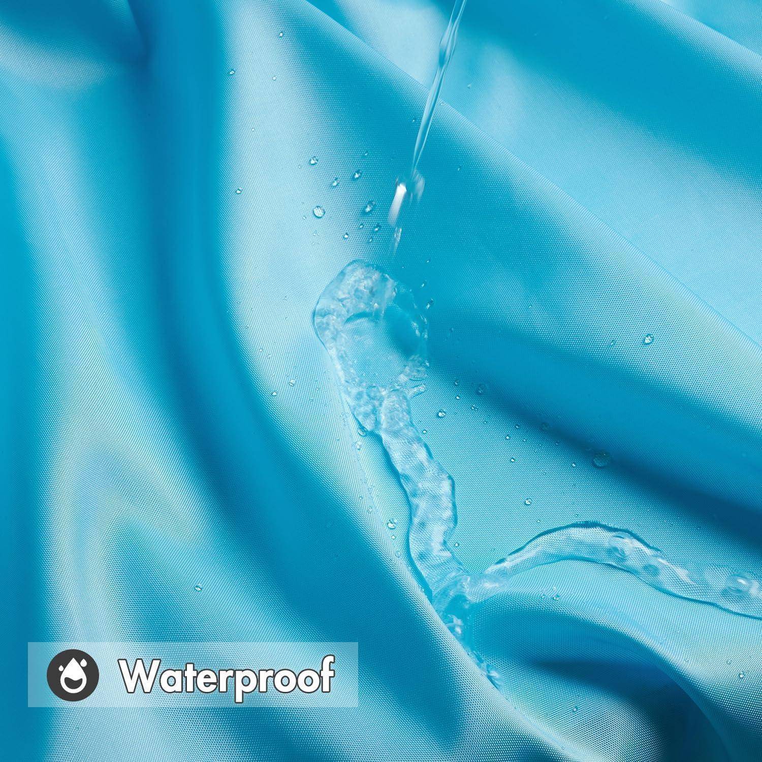 Wassertropfen, die von einer blauen Stoffoberfläche abgleiten, deuten auf Wasserbeständigkeit hin. Das Wort 'Wasserdicht' erscheint mit einem Wassertropfen-Symbol.
