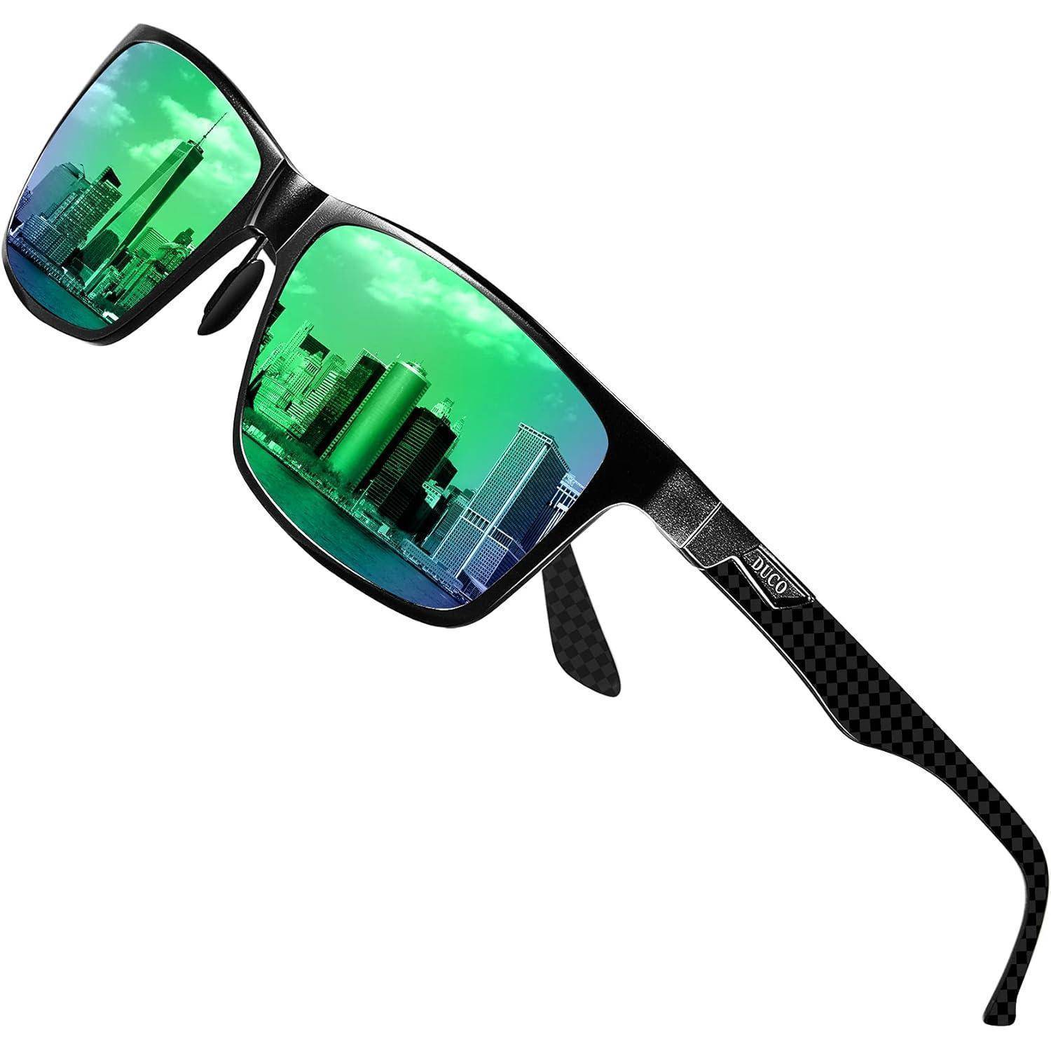 Sonnenbrille mit grün-reflektierenden Gläsern, die eine Stadtlandschaftsspiegelung zeigen, einschließlich Wolkenkratzern und einem Fluss, mit schwarzen Karbon-Faserrahmen.
