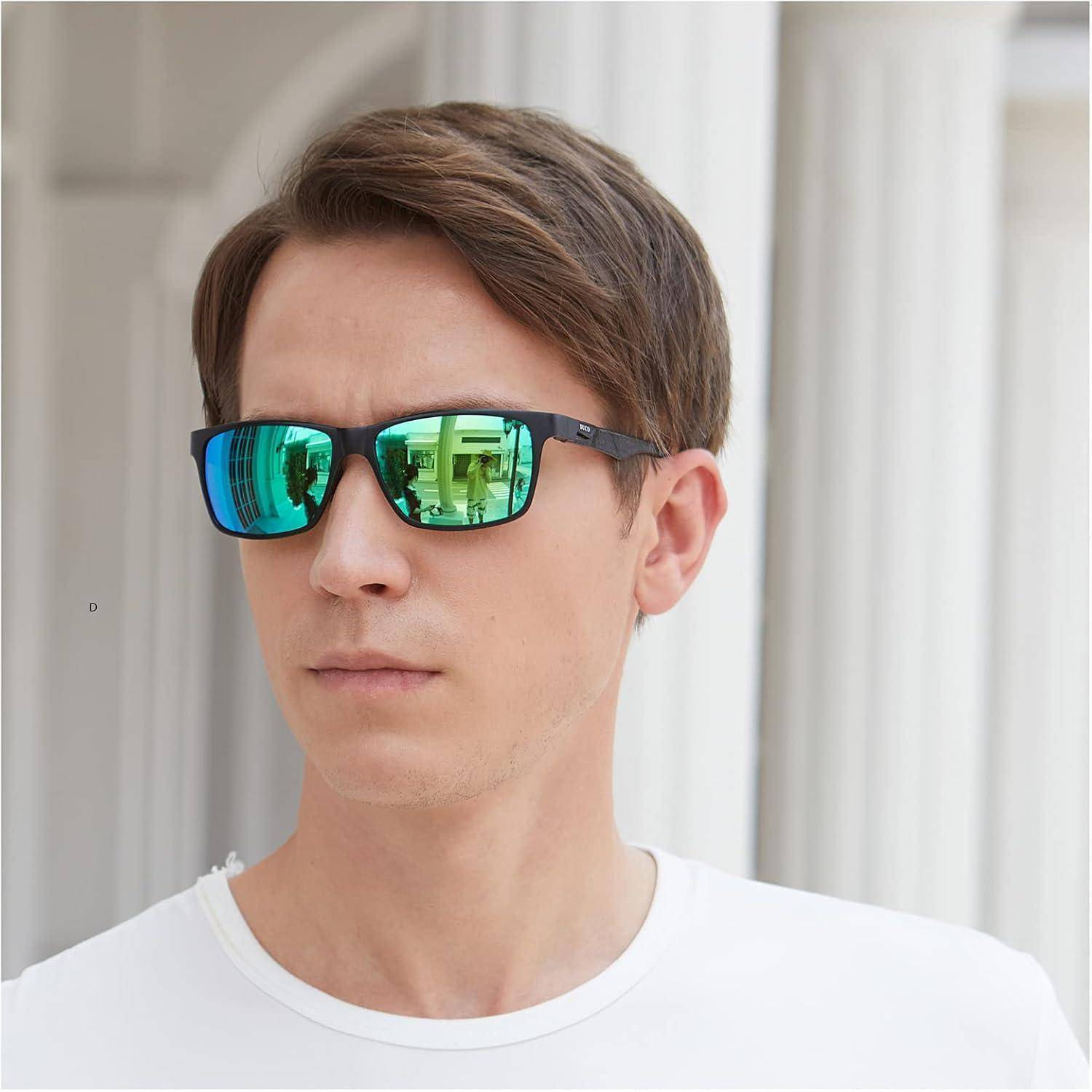 Eine Person mit reflektierenden Sonnenbrillen blickt zur Seite, vor einer Außenkulisse mit Säulen im Hintergrund.
