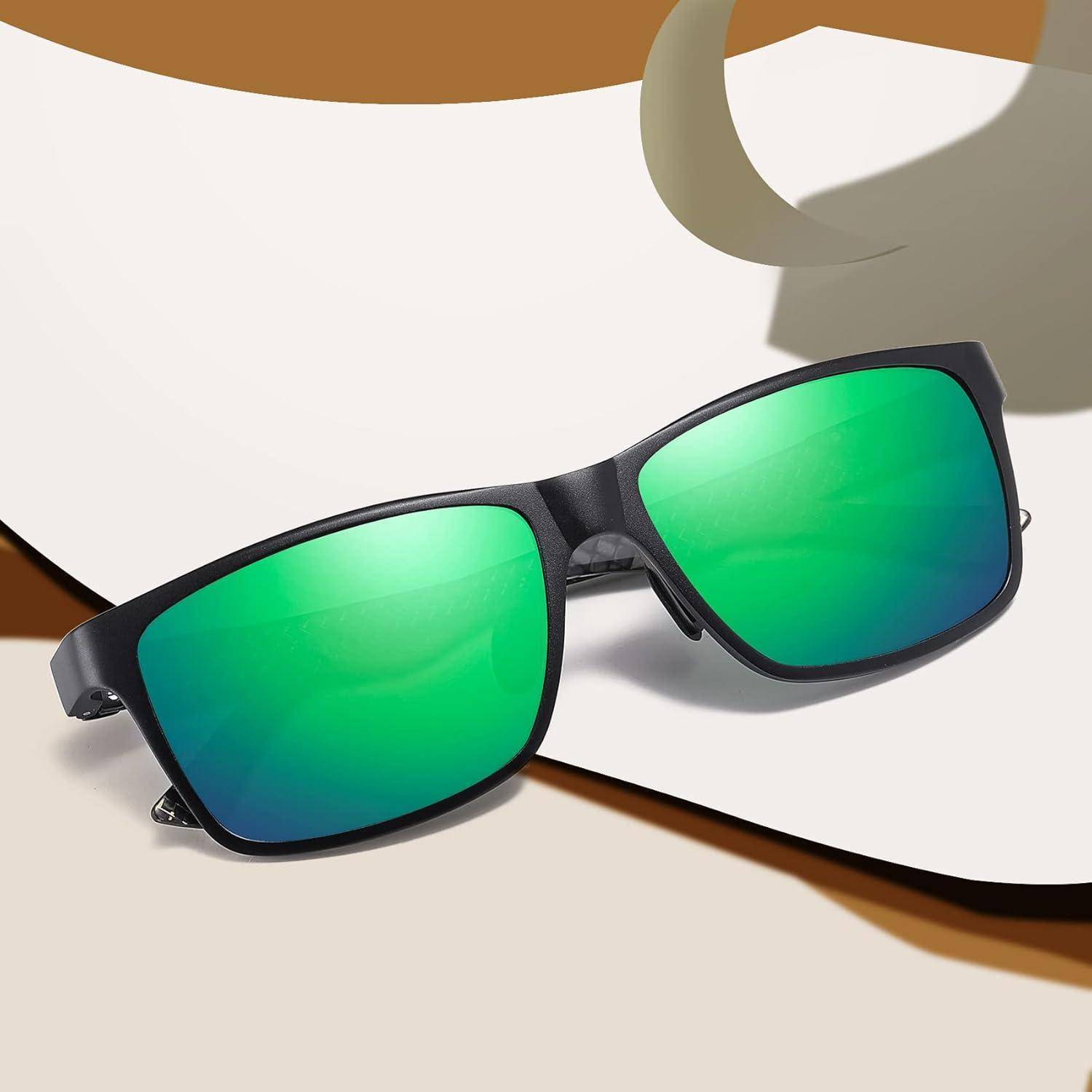 Eine Sonnenbrille mit grün spiegelnden Gläsern und schwarzem Gestell ruht auf einer beige und braunen Oberfläche und betont ein modernes und stilvolles Design.