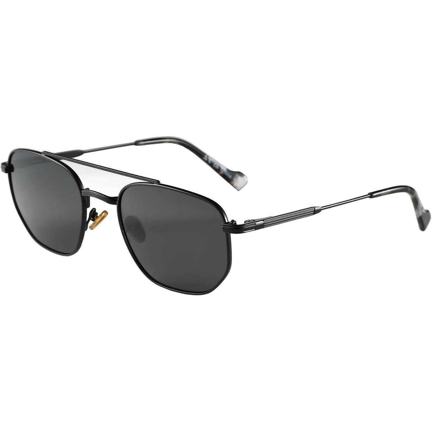 Eine Sonnenbrille mit schwarzem Rahmen im Aviator-Stil mit dunklen Gläsern und schmalen Metallarmen wird vor einem weißen Hintergrund dargestellt.