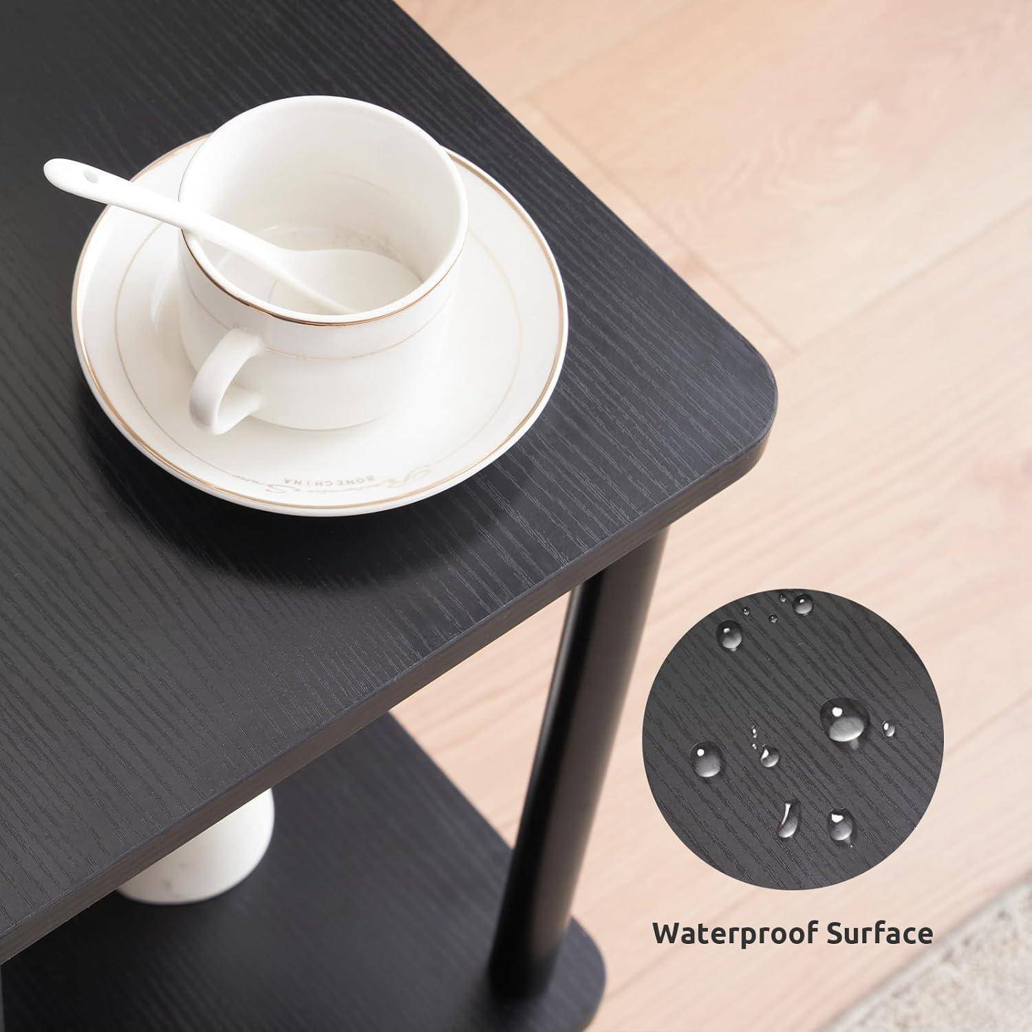 Eine weiße Tasse mit einem Löffel auf einem dunklen Holztisch, hervorgehobener Text liest sich „Wasserdichte Oberfläche