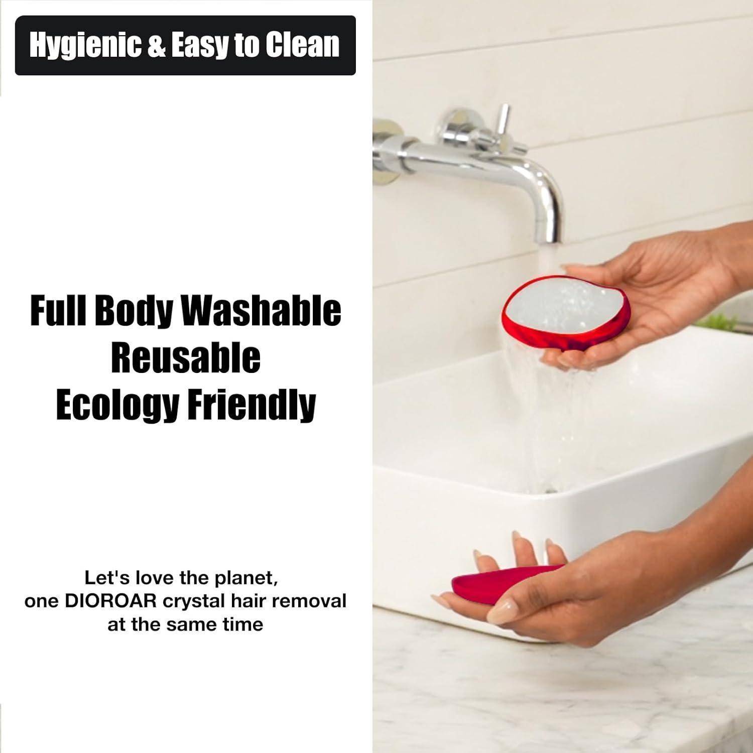 Eine Hand wäscht ein kleines rotes Reinigungswerkzeug unter einem Wasserhahn. Text lautet: 'Vollständig körperwaschbar, wiederverwendbar, umweltfreundlich.