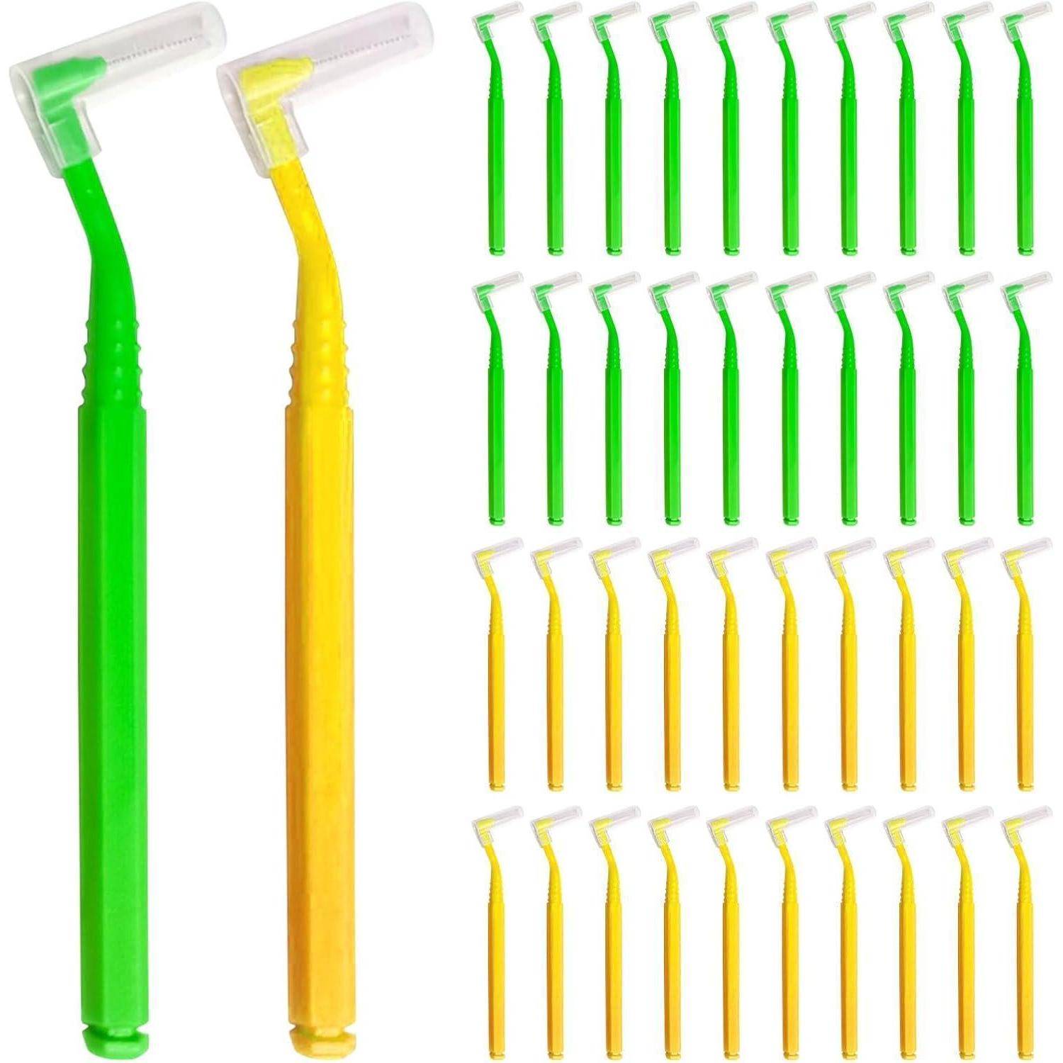Nahaufnahme zweier Interdentalbürsten mit grünen und gelben Griffen auf der linken Seite; ähnliche Bürsten in Reihen von grün und gelb auf der rechten Seite.