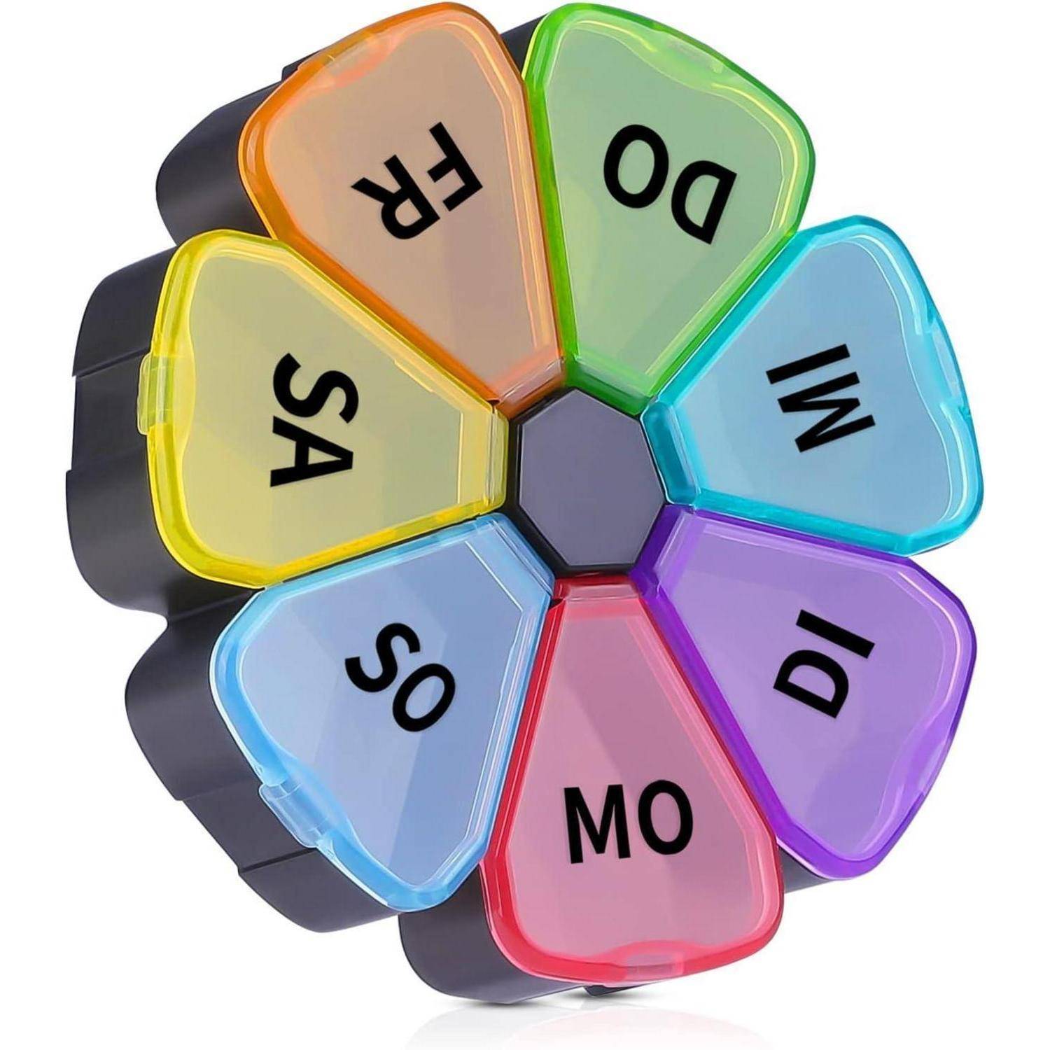 Ein kreisförmiger Pillenorganizer mit sieben Fächern, beschriftet mit 'DO', 'LU', 'MA', 'MI', 'JU', 'VI', 'SA' in verschiedenen Farben, die die Wochentage repräsentieren.