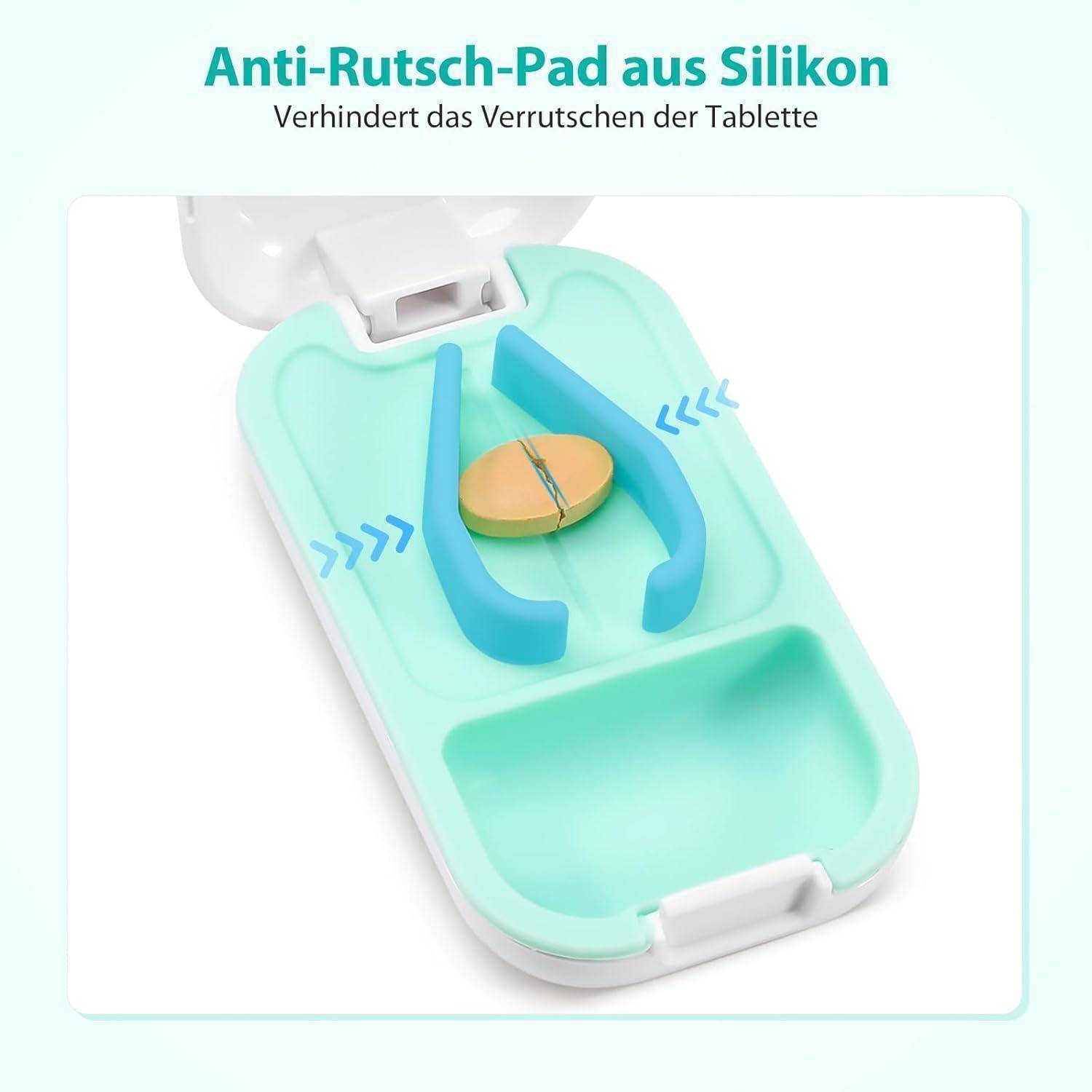 Das Bild zeigt eine mintgrüne rutschfeste Unterlage in einem weißen Etui mit blauen Halterungen, die eine Tablette sichern. Der deutsche Text weist darauf hin, dass sie Rutschen verhindert.