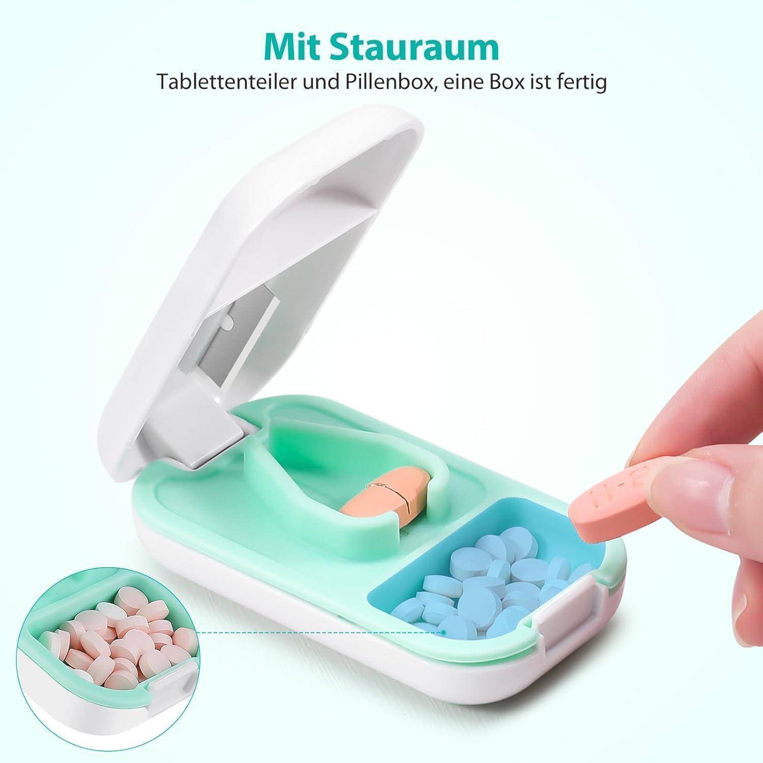 Eine Pillendose mit zwei Fächern, in Mint und Blau. Der geöffnete Deckel zeigt Pillen im Inneren und veranschaulicht die Pillenorganisation. Eine Hand hält eine orangefarbene Tablette. Text lautet: „Mit Stauraum