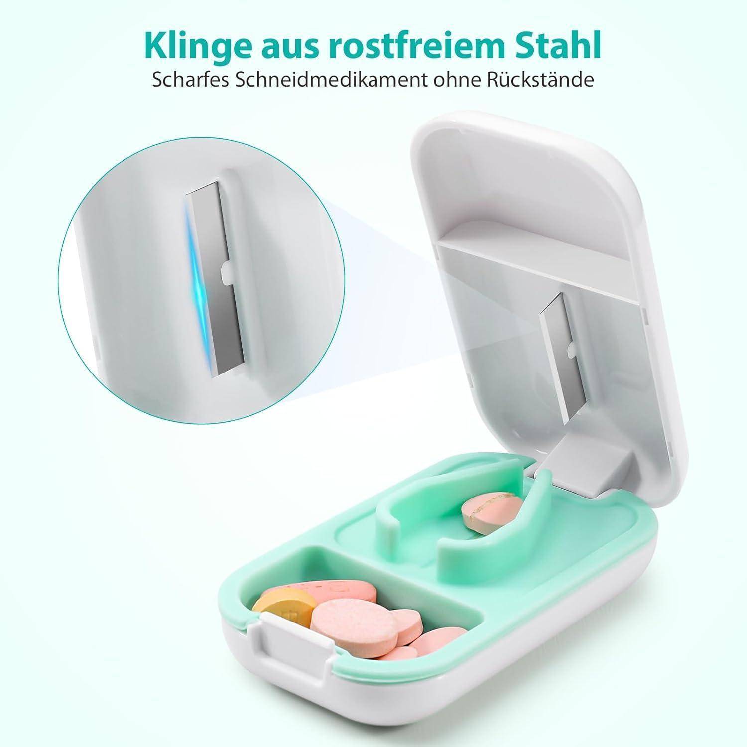 Pillensplitter mit Klinge aus rostfreiem Stahl, dargestellt beim Teilen von Pillen. Text lautet: Klinge aus rostfreiem Stahl, Scharfes Schneidemedikament ohne Rückstände.