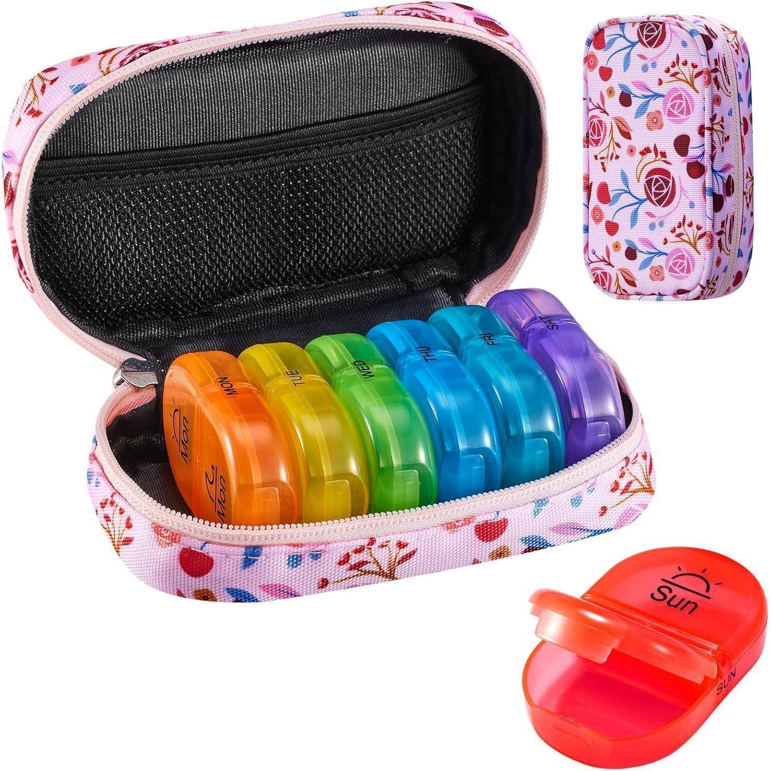 Ein farbenfroher Pillendosierer mit sieben Fächern für jeden Tag der Woche, aufbewahrt in einem rosa Etui mit Blumenmuster.