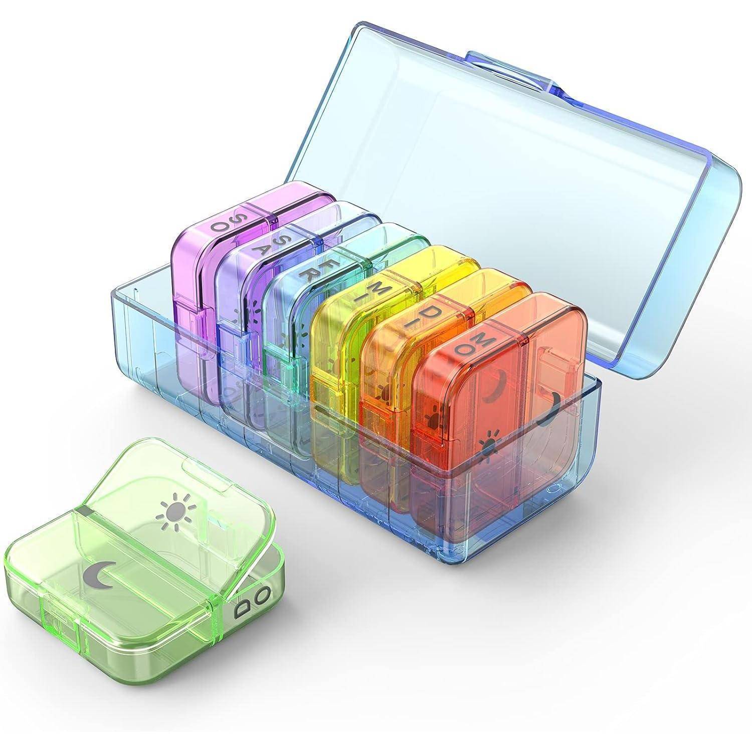 Ein transparenter Pillenorganizer mit sieben bunten Fächern, die jeweils mit einem Wochentag beschriftet sind, neben einem offenen Fach.