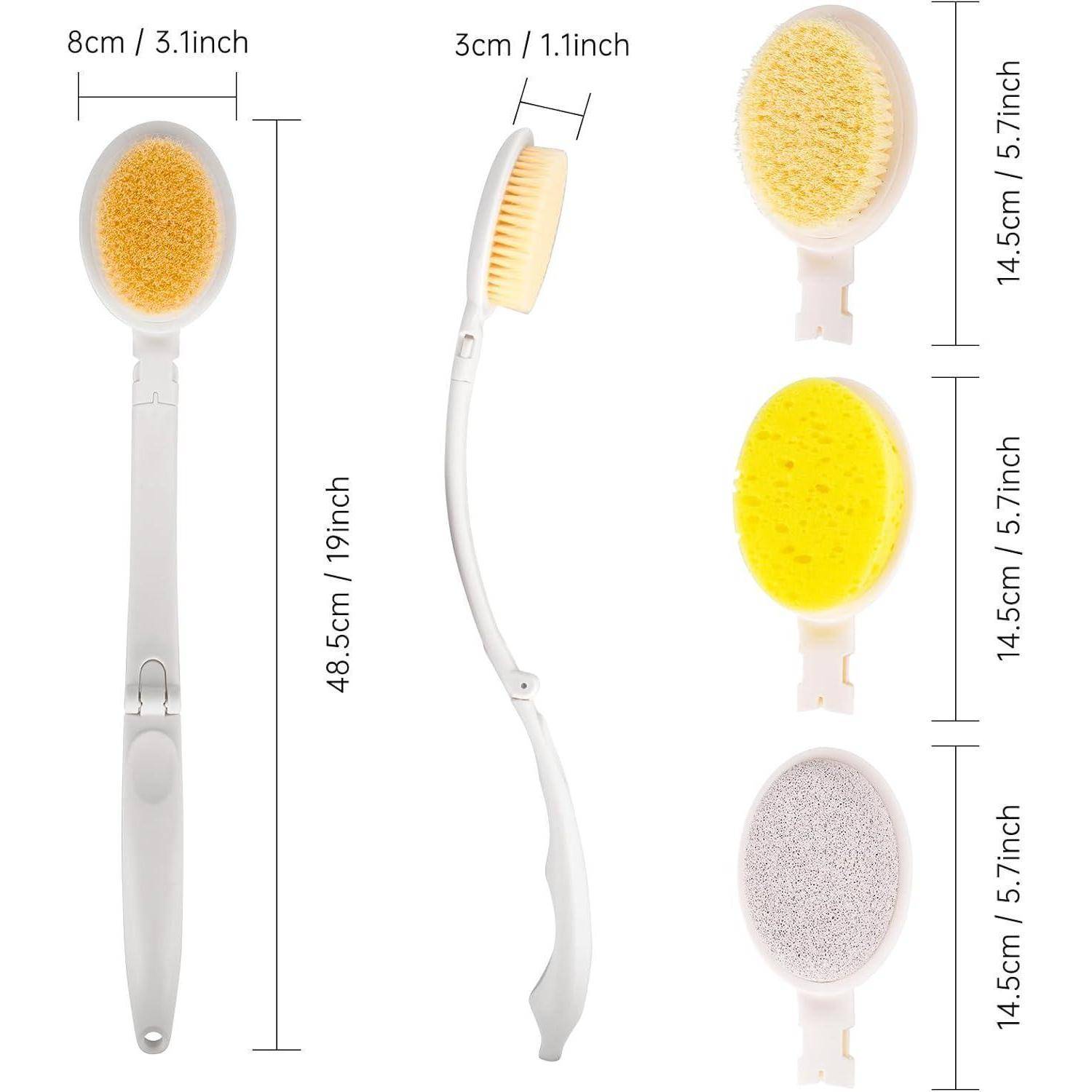 Eine langstielige Duschbürste mit abnehmbarem Schwamm und Bimssteinkopf, Maße: 48,5 cm Länge, 8 cm Schwammbreite, 3 cm Dicke.