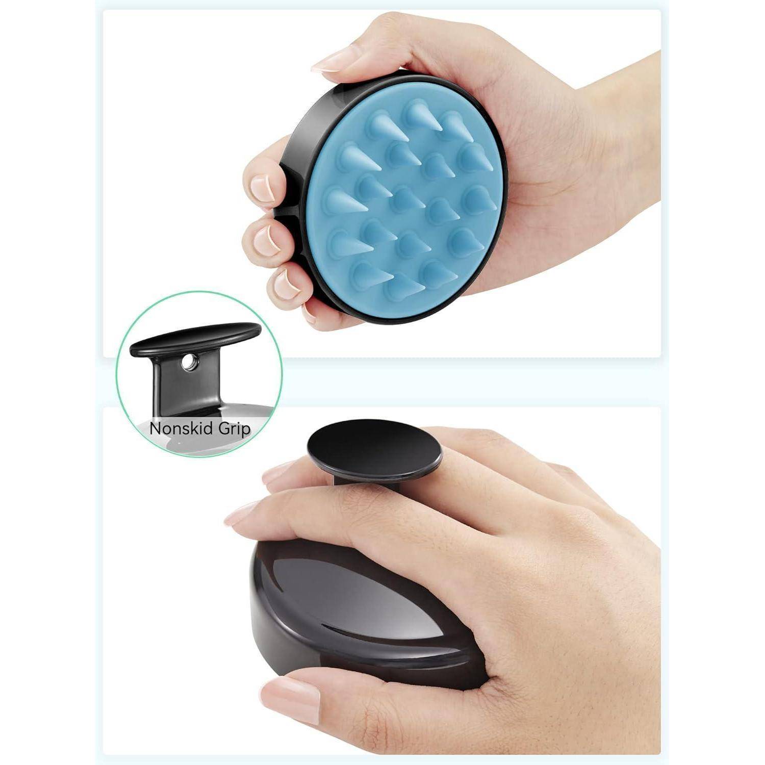 Hand hält einen schwarzen Kopfmassager mit blauen Silikonborsten. Einblendung zeigt einen rutschfesten Griff in Nahaufnahme und unterstreicht die Benutzerfreundlichkeit.
