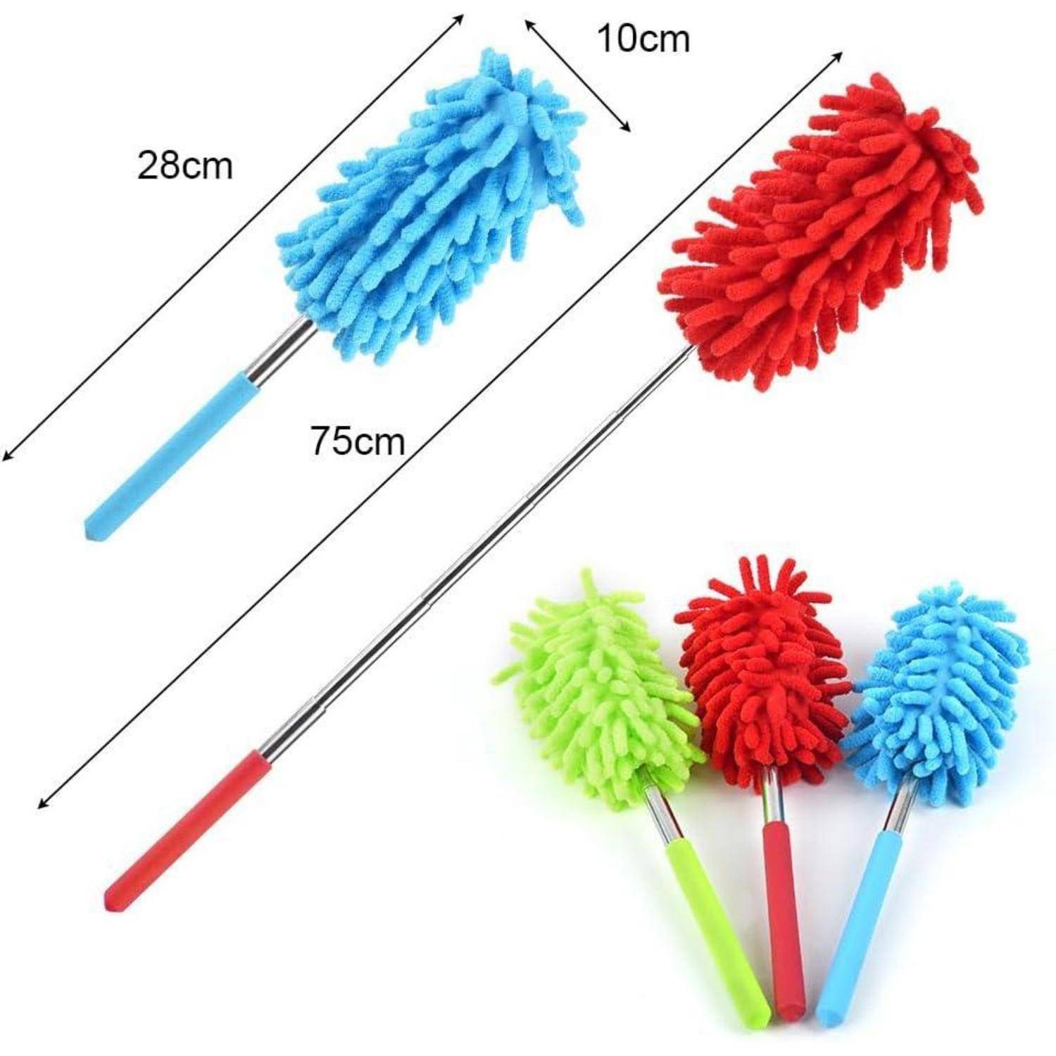 Ausziehbarer Staubwedel in Blau und Rot mit Abmessungen: 75 cm Gesamtlänge, 28 cm Staubwedellänge, 10 cm Breite. Drei zusätzliche Staubwedel in verschiedenen Farben daneben.